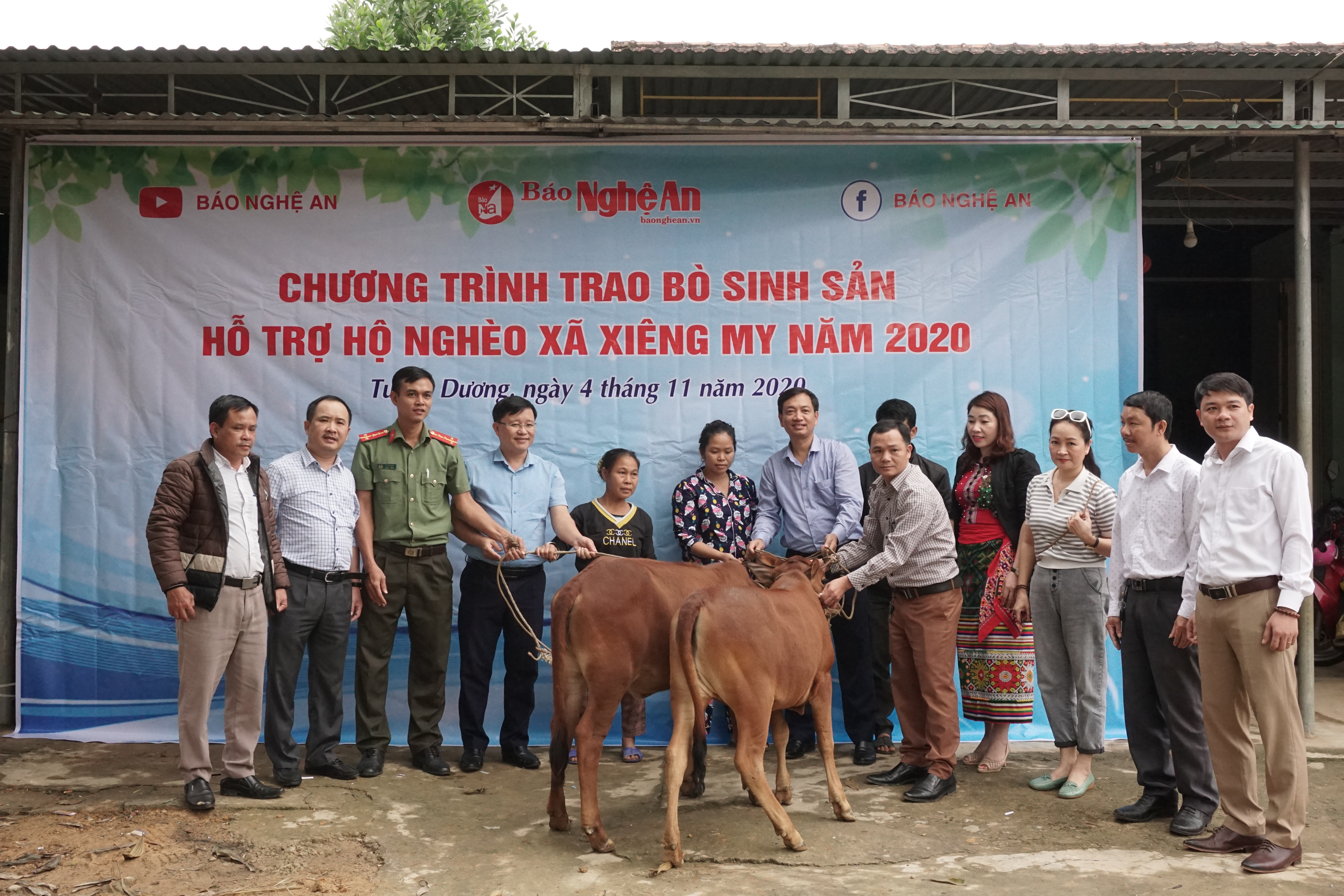Báo Nghệ An trao tặng bò sinh sản cho hộ nghèo tại bản Khe Quỳnh, Xã Xiêng Mỹ, Tương Dương. Ảnh: Tùng Linh