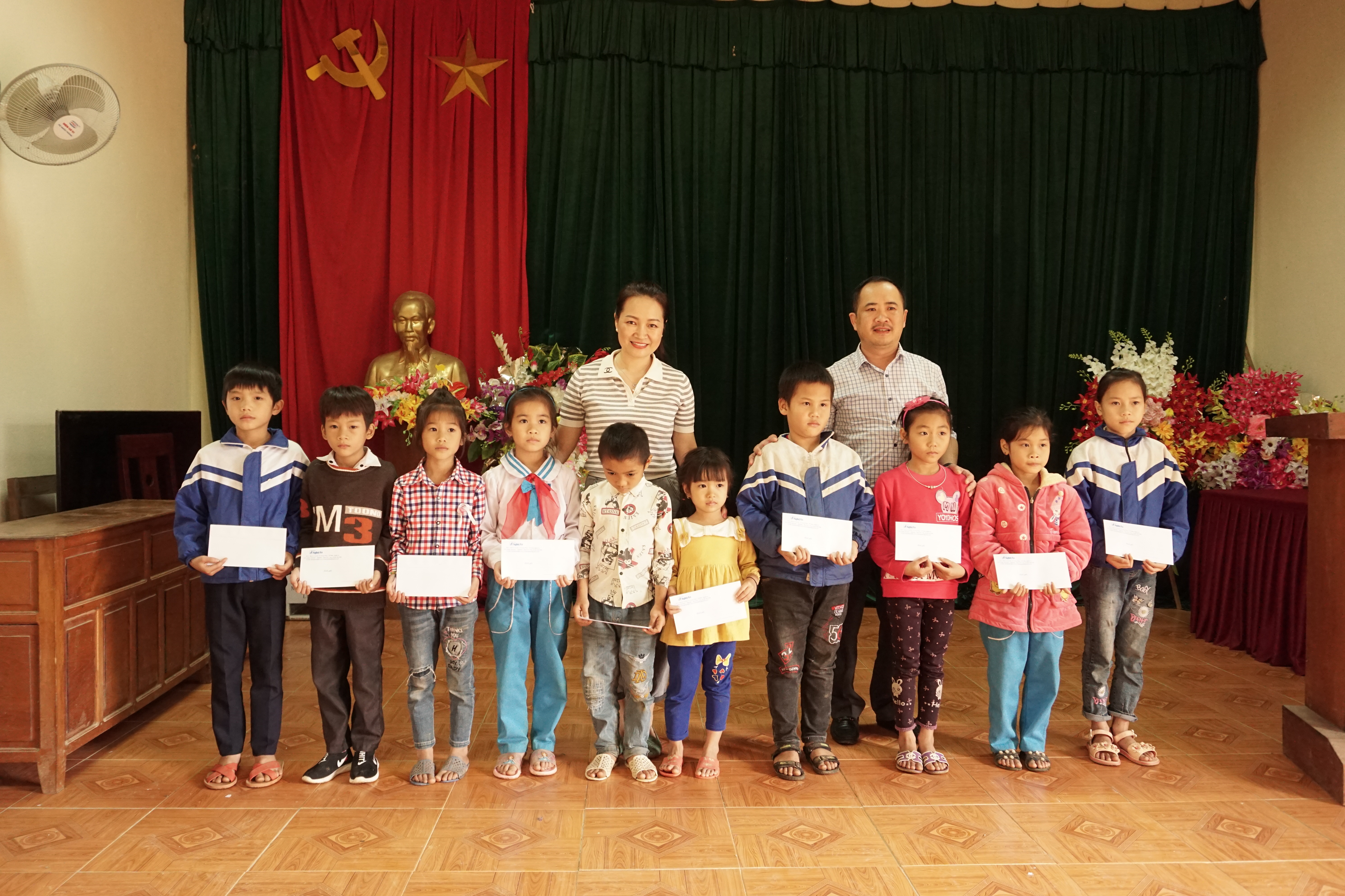 Dịp này, Báo Nghệ An phối hợp cùng Hội khuyến học tỉnh Nghệ An trao tặng 20 suất quà cho các em học sinh nghèo vượt khó vươn lên trên học tập. Ảnh: Tùng Linh