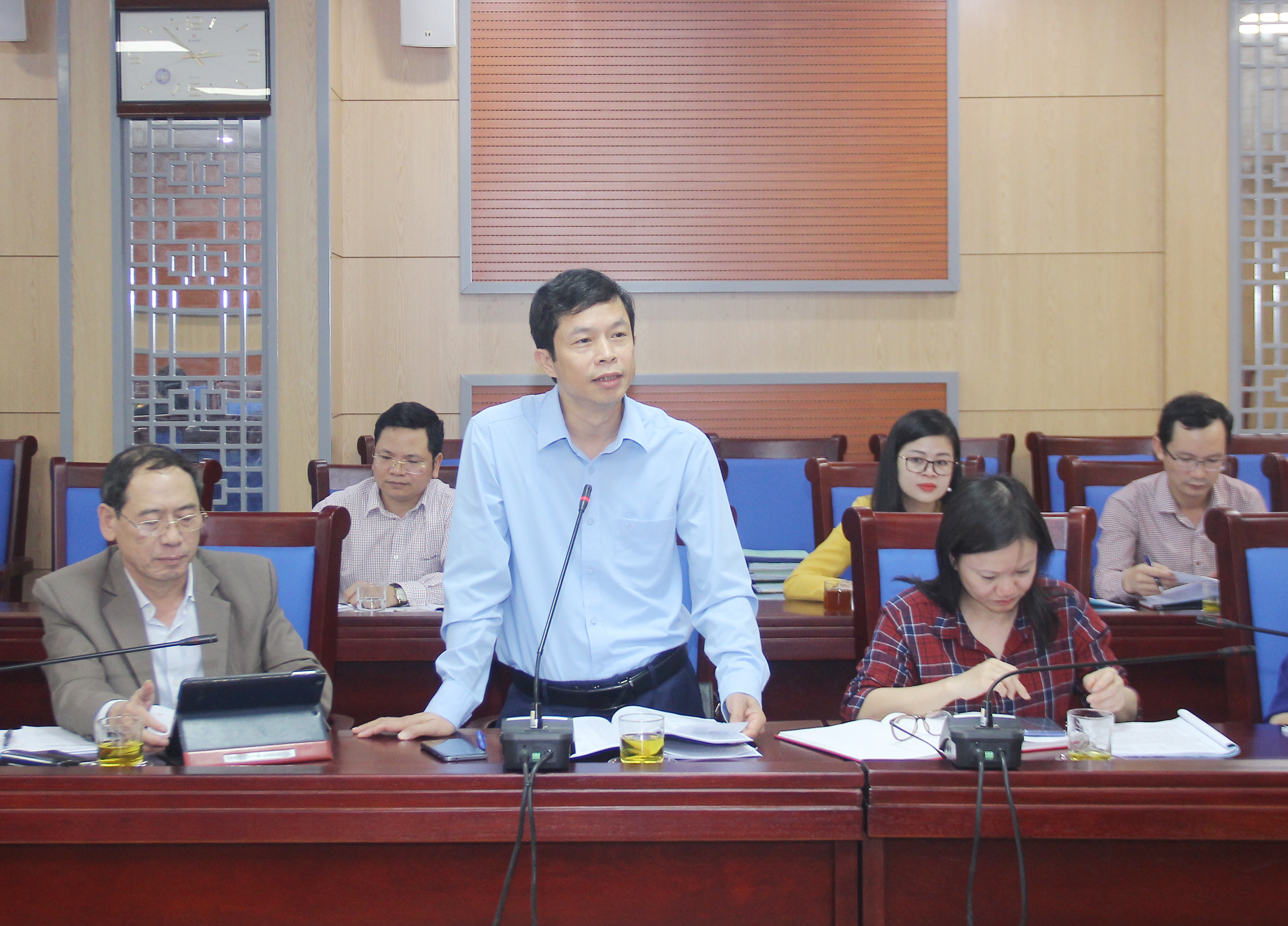 Đồng chí Vương Quang Minh - Bí thư Huyện ủy Quỳ Châu, thành viên Ban Pháp chế HĐND tỉnh tham gia ý kiến tại cuộc thẩm tra. Ảnh: Mai Hoa