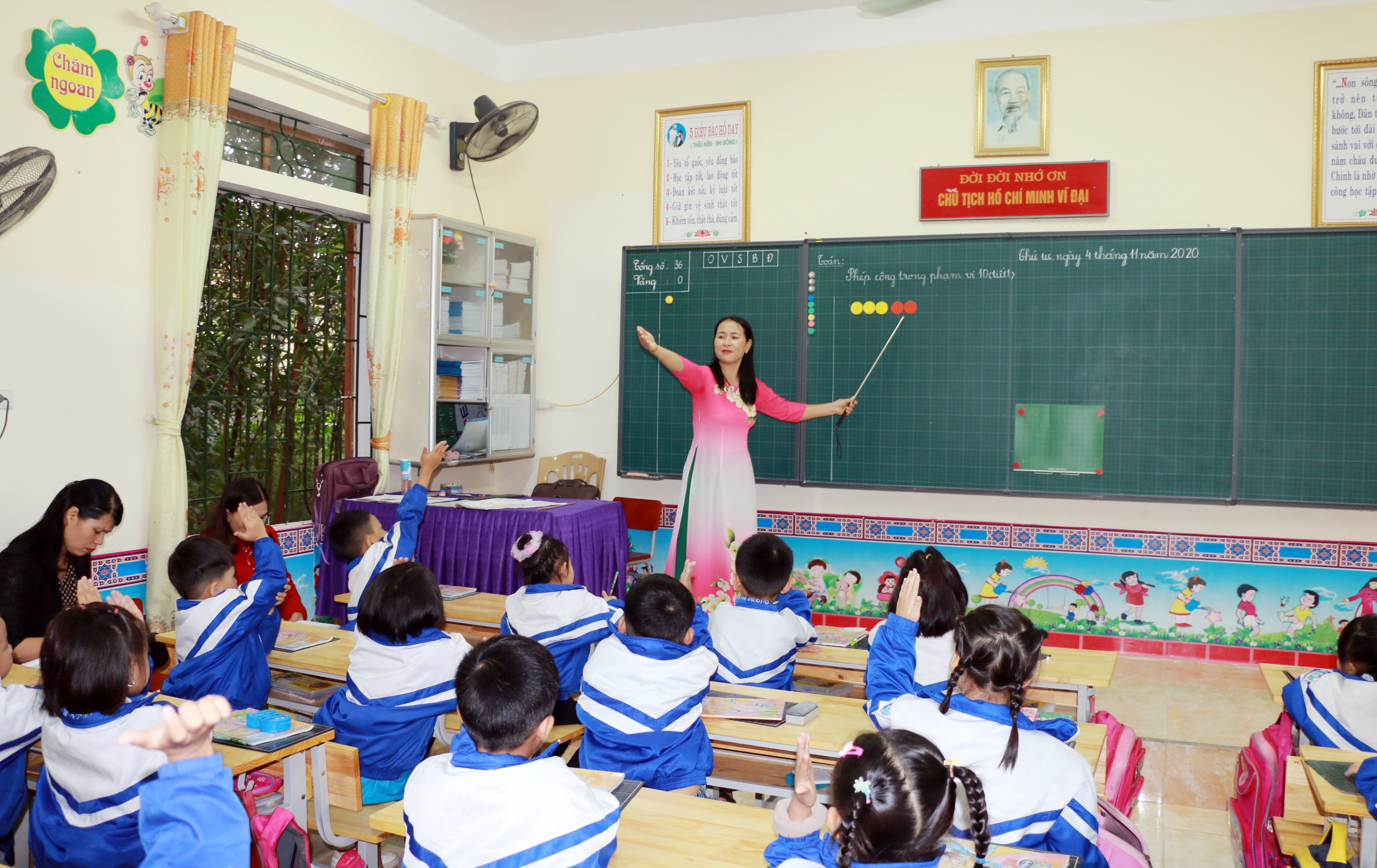 Tiết dạy thực nghiệm môn Toán cho học sinh  lớp 1 tại Trường Tiểu học thị trấn. Ảnh: MH