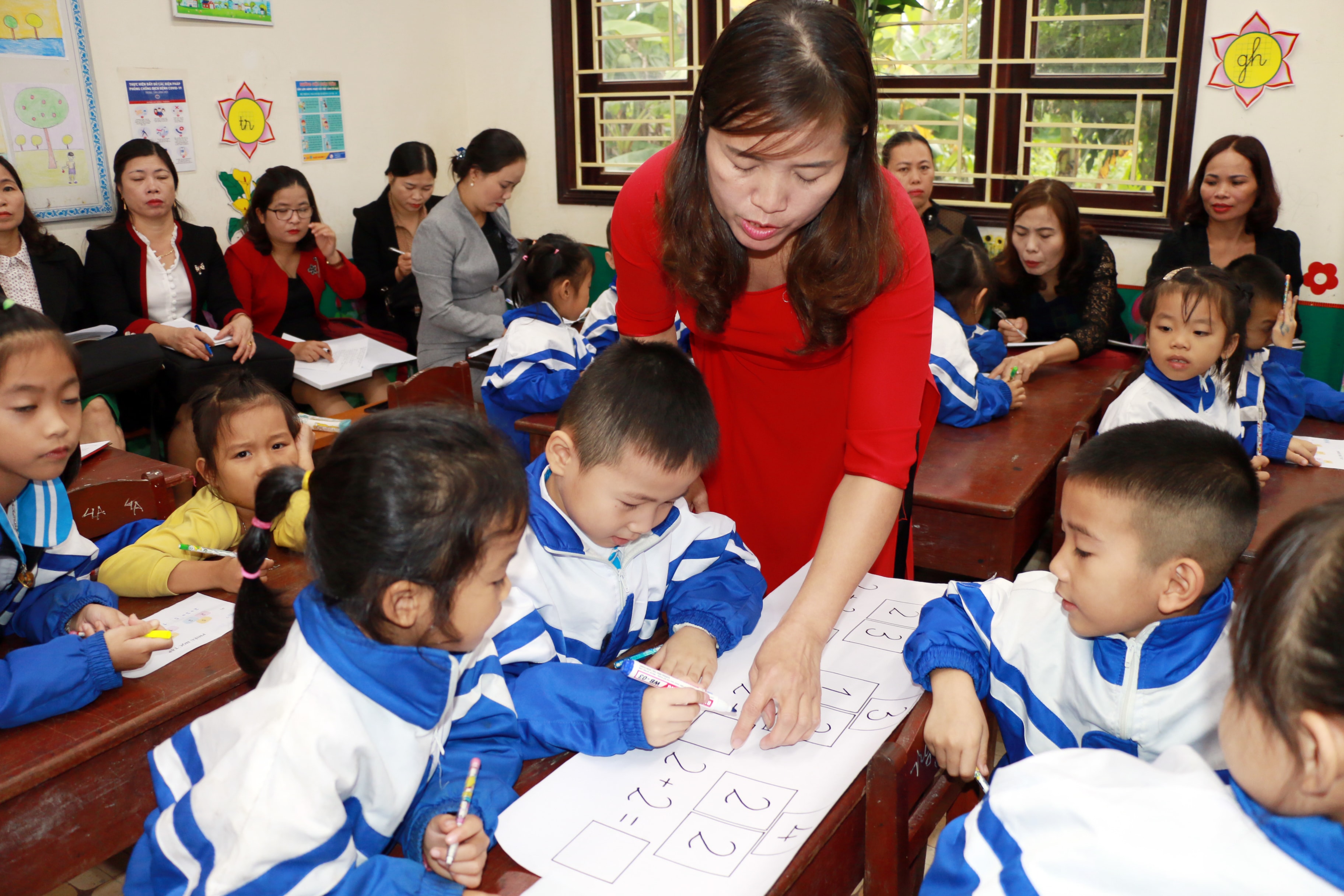 Học sinh cùng tham gia làm bài tập nhóm với bài học về môn Toán. Ảnh: MH.