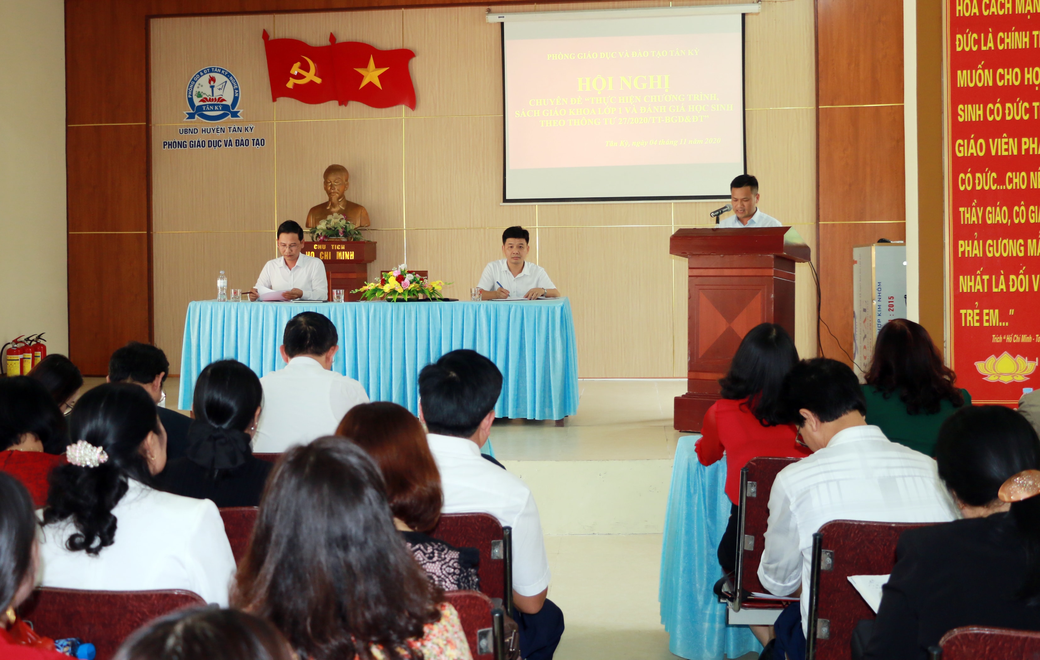 Ông Hoàng Đình Sơn - Trưởng phòng Giáo dục và Đào tạo huyện Tân Kỳ phát biểu tại Hội nghị triển khai chương trình mới. Ảnh: MH