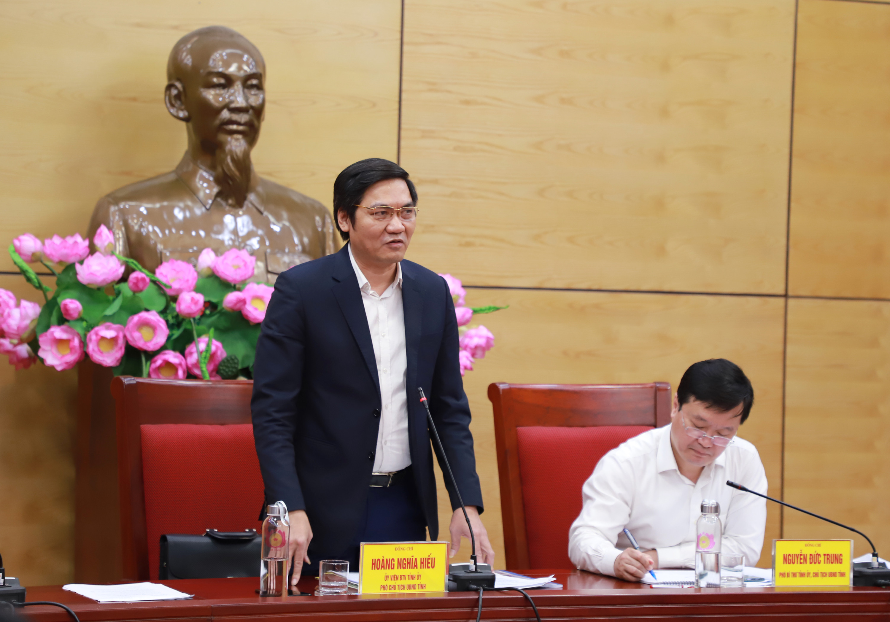 Đồng chí Hoàng Nghĩa Hiếu - Phó Chủ tịch UBND tỉnh phát biểu tại cuộc họp. Ảnh: Phạm Bằng