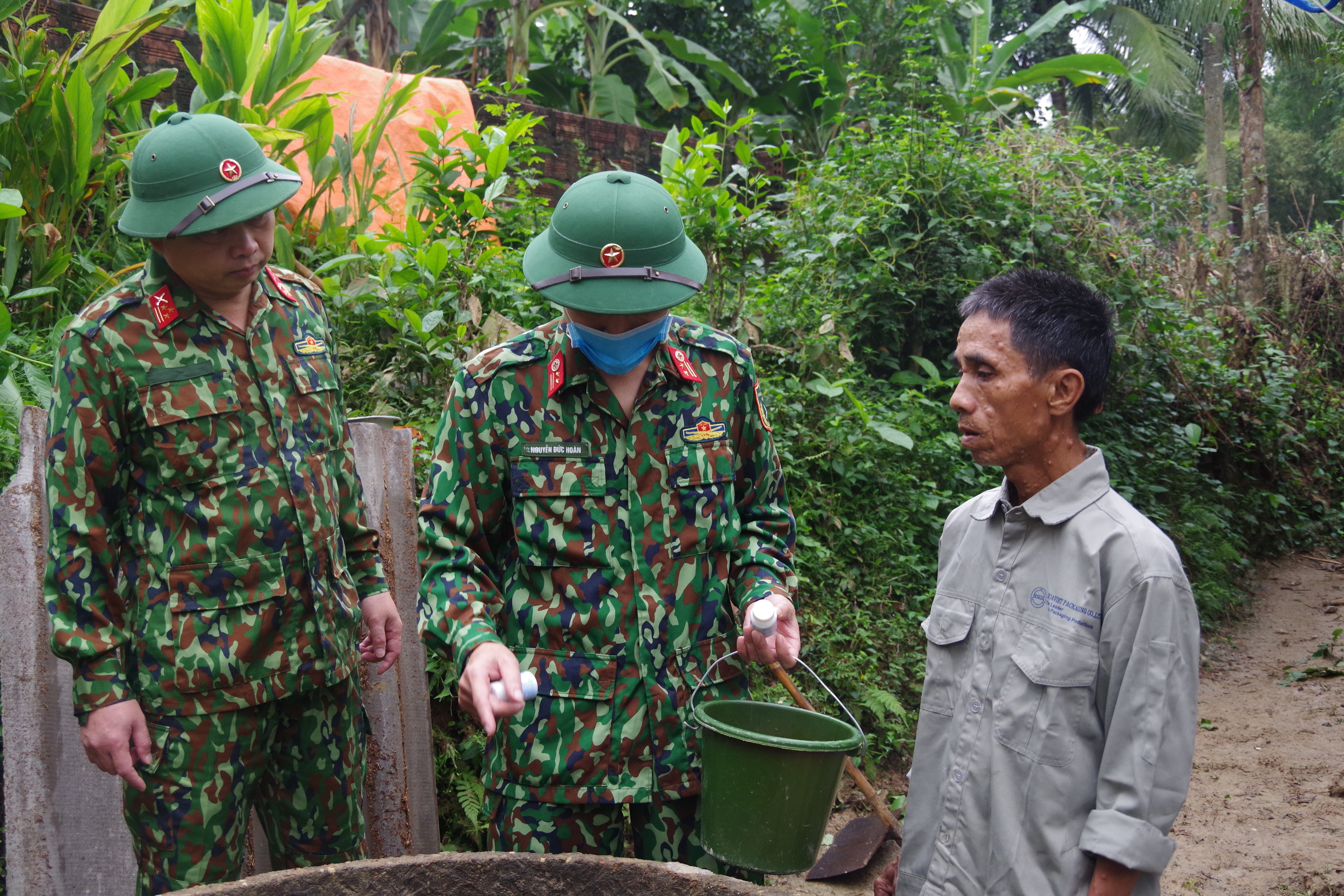 án bộ Quân y Bộ CHQS tỉnh hướng dẫn gia đình ông Nguyễn Trọng Hòng xóm Liên Đức xã Thanh Liên cách xử lý nước trước khi đưa vào sử dựng