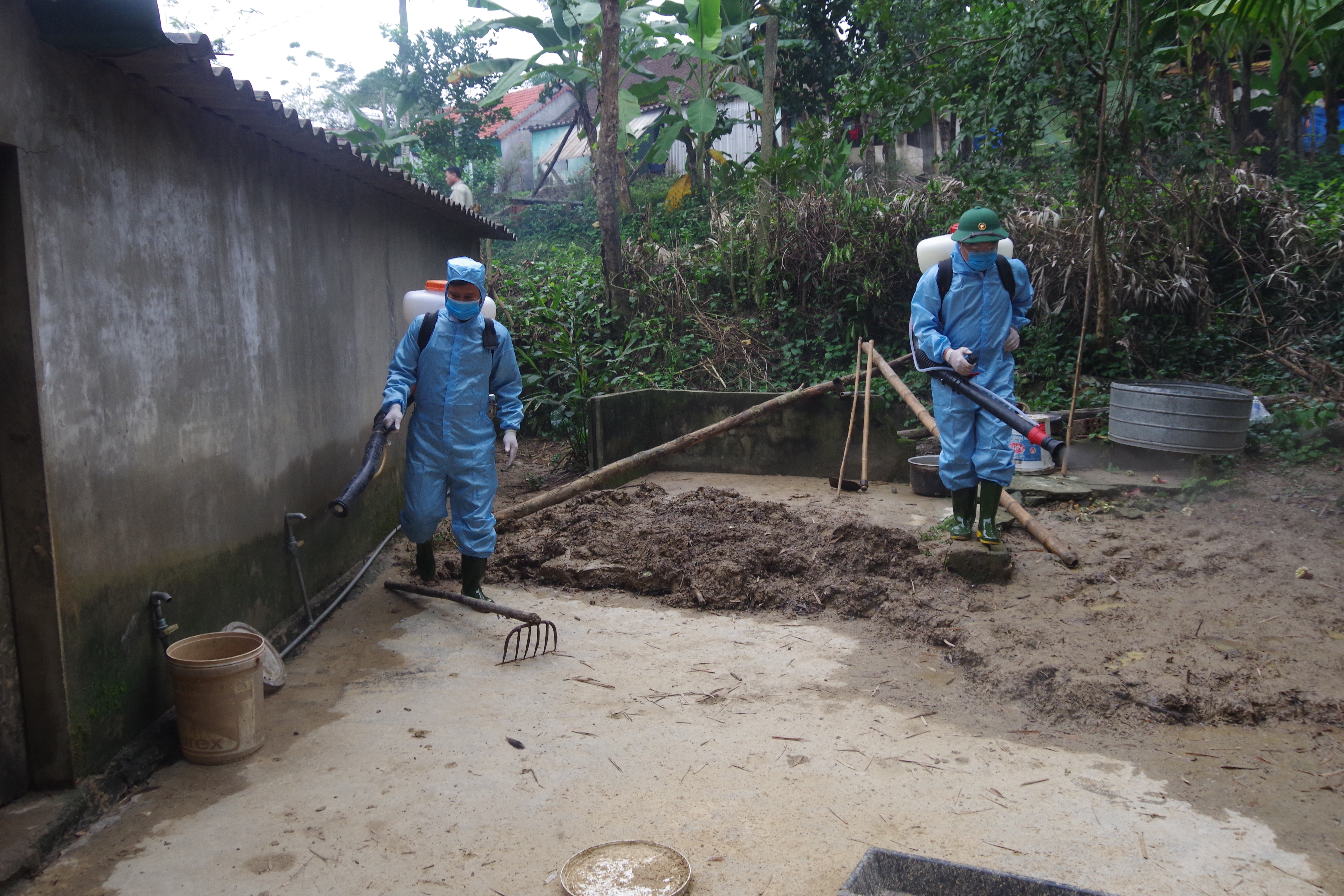 lực lượng Quân y Bộ CHQS tỉnh tiến hành phun tiêu độc khử trùng tại nhưng nơi nước ngâp sâu và xử lý môi trường trên địa bàn huyện Thanh Chương