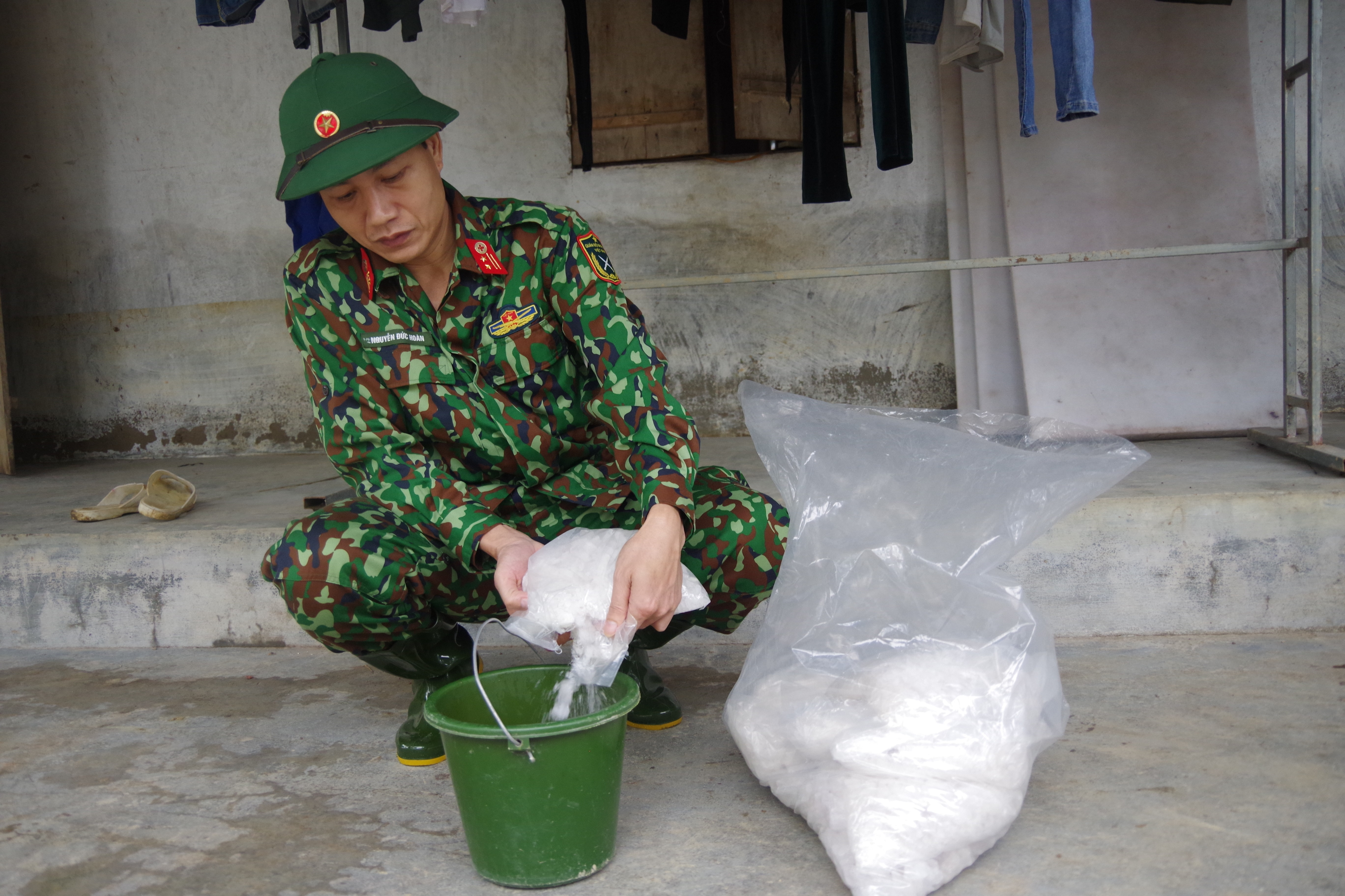 cán bộ Quân y Bộ CHQS tỉnh pha hóa chất phun tiêu đọc khử trùng tại xã Thanh Liên