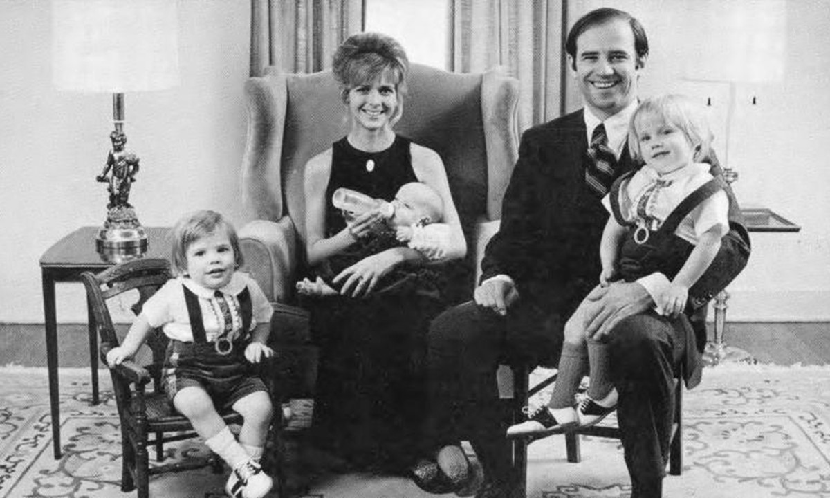 Joe Biden cùng người vợ đầu Neilia Hunter và ba con năm 1972. Ảnh: Delaware Public Archives