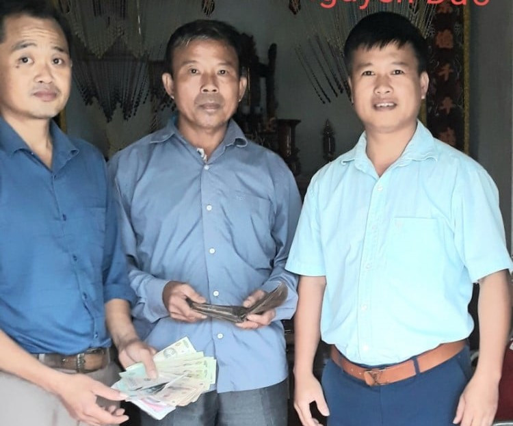 Ông Trần Công Việt đã trao số tiền 9,6 triệu đồng và một số giấy tờ quan trọng cho anh Trần Minh Sáng, 43 tuổi ở xã Ngọc Sơn, huyện Đô Lương. Ảnh: Thái Hiền