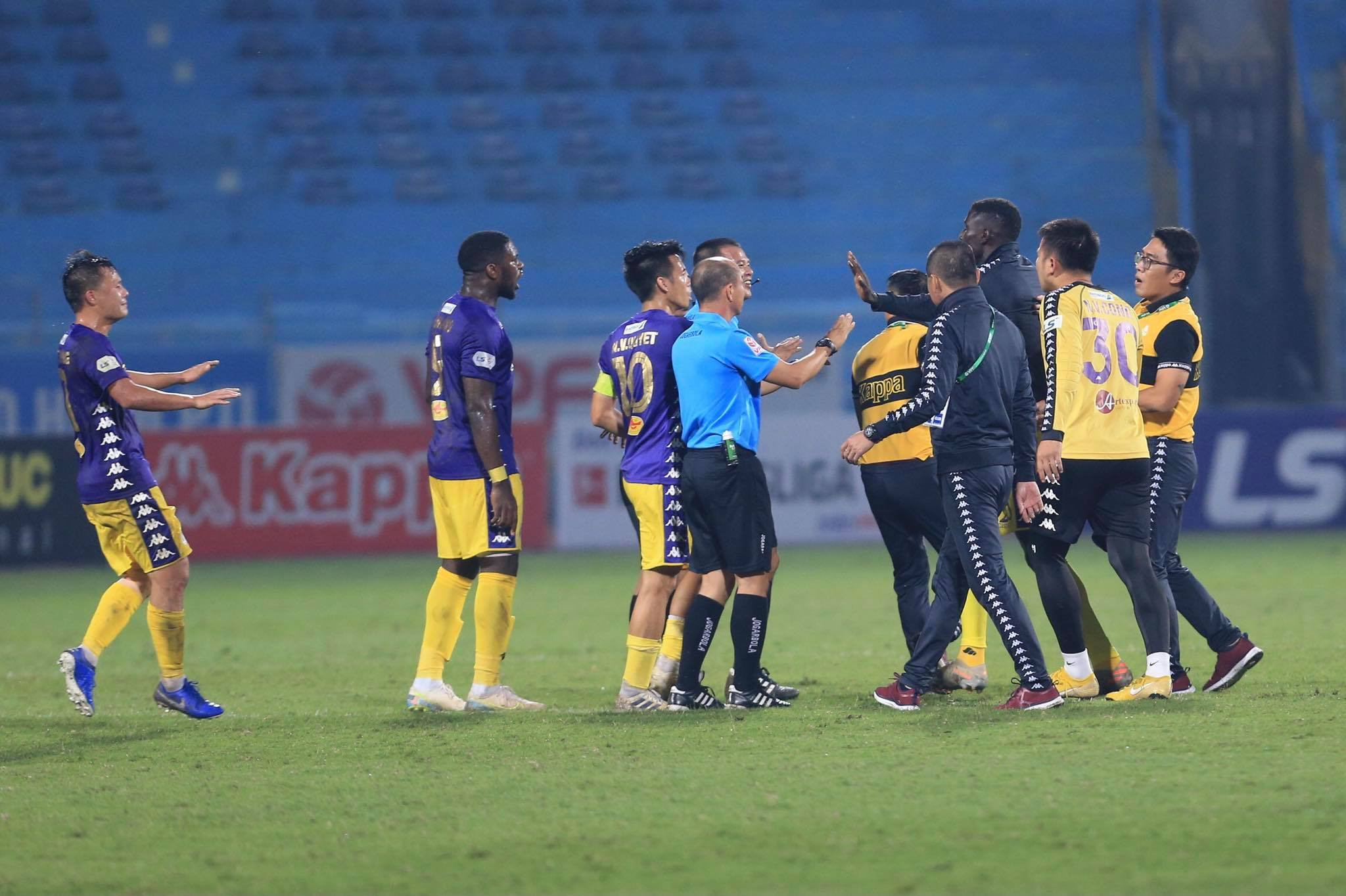 Tình huống cầu thủ Hà Nội FC lao vào sân phản ứng trọng tài sau hiệp 1.