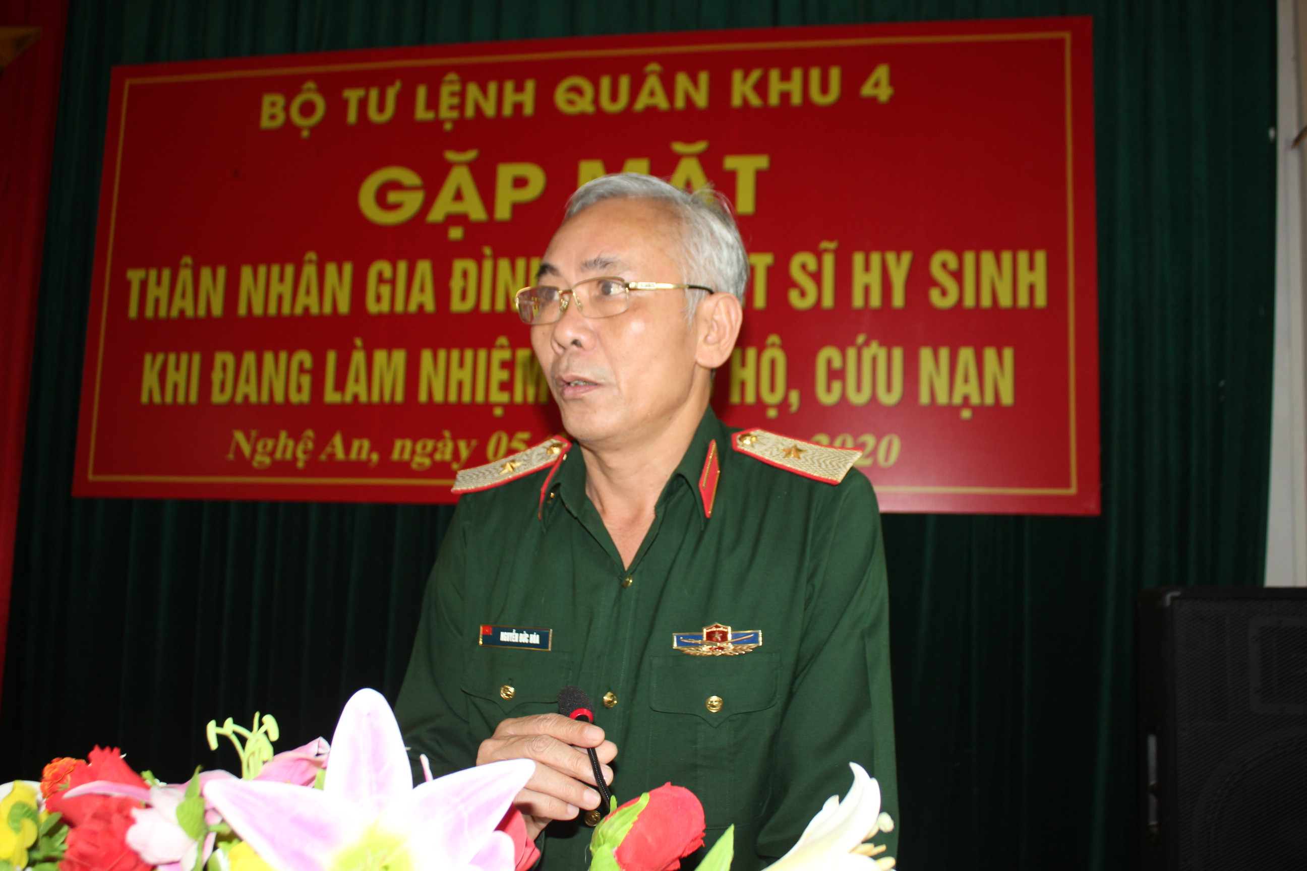 Thiếu tướng Nguyễn Đức Hóa, Ủy viên Thường vụ Đảng ủy, Phó Chính ủy Quân khu phát biểu tại buổi gặp mặt
