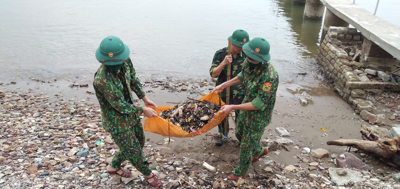 Một số cán bộ, chiến sỹ Trạm kiểm soát Biên Phòng Cửa Lò cùng tham gia thu gom rác. Ảnh Thu Hiền