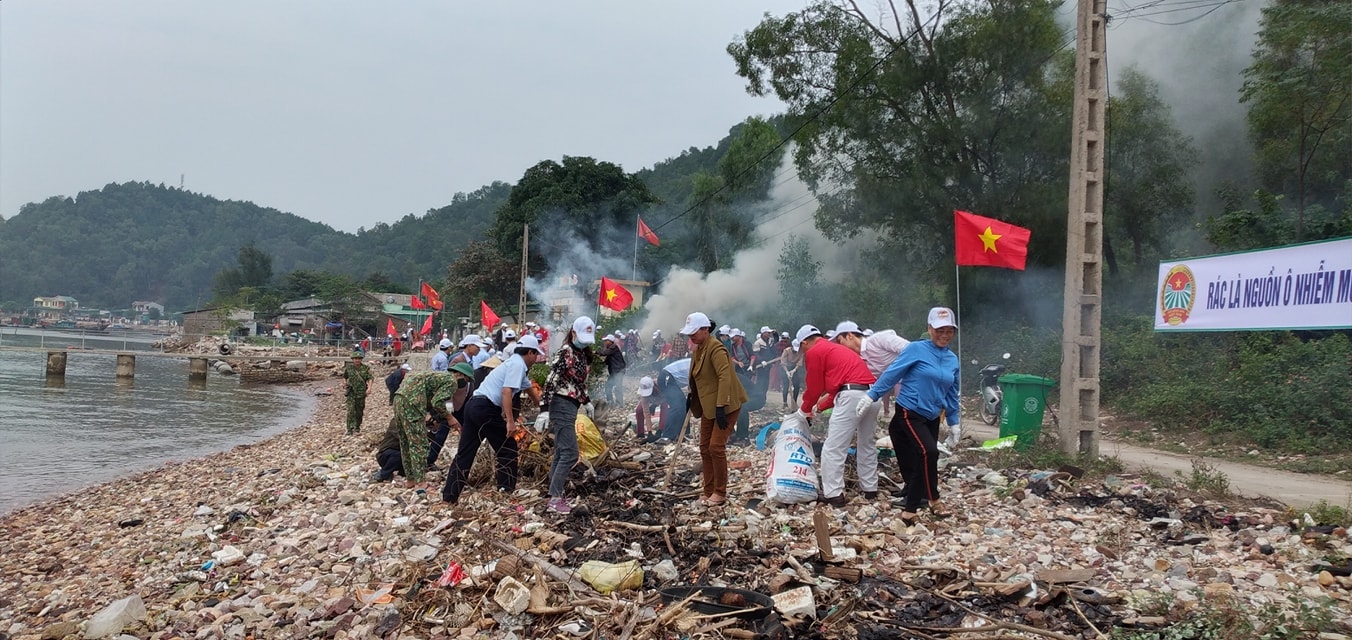 Trên 130 đại biểu ra quân làm sạch môi trường biển tại đường dân sinh xóm Rồng xã Nghi Thiết (Nghi Lộc). Ảnh Thu Hiền