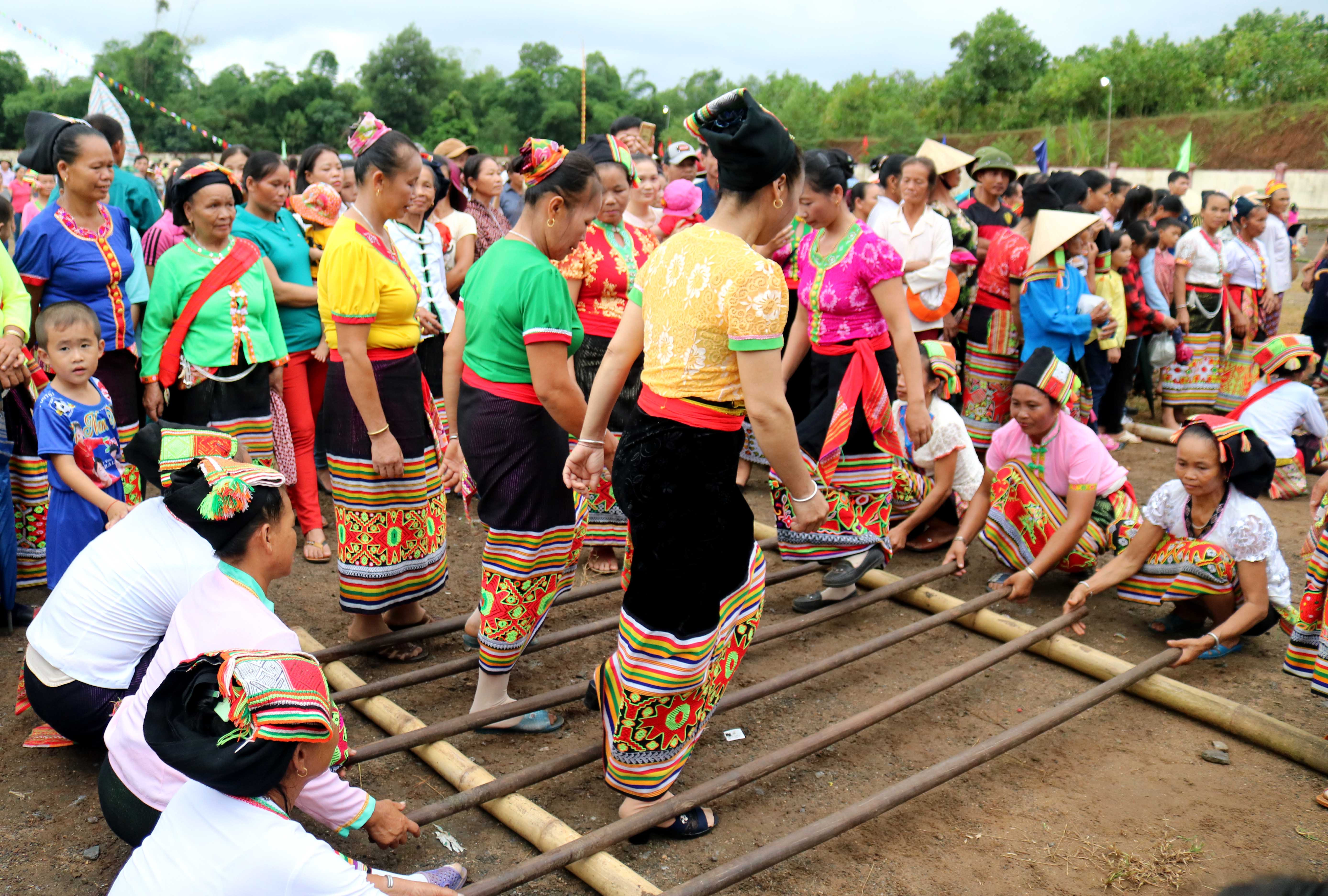 Nhảy sạp tạo lễ hội Bươn Xao trên địa bàn xã Tiên Kỳ, huyện Tân Kỳ thu hút nhiều khách du lịch đến tham quan. Ảnh Huy Thư