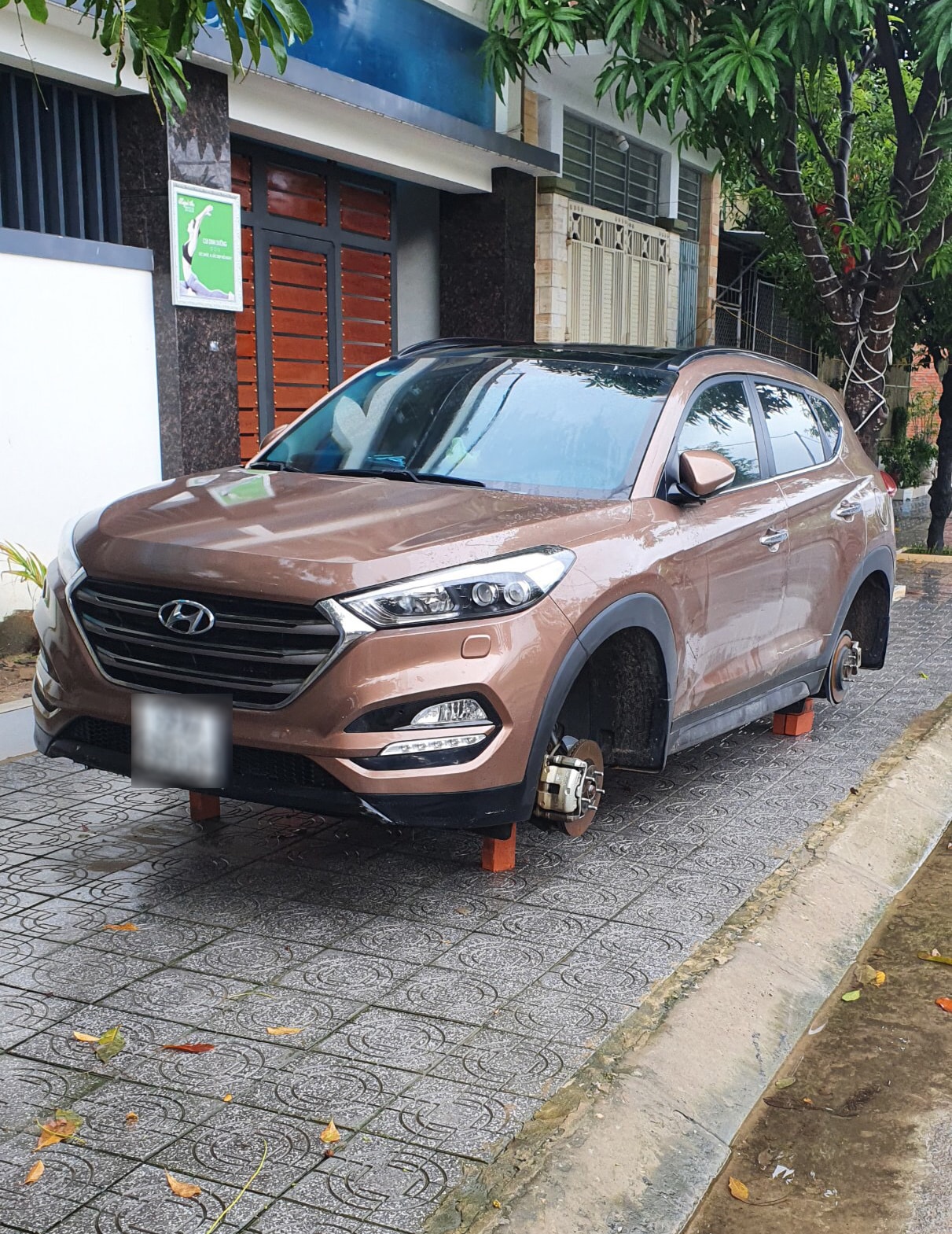 Xe Tucson bị Kỳ lấy trộm 04 bánh trên địa bàn xã Hưng Lộc, TP Vinh. Ảnh: Đức Vũ