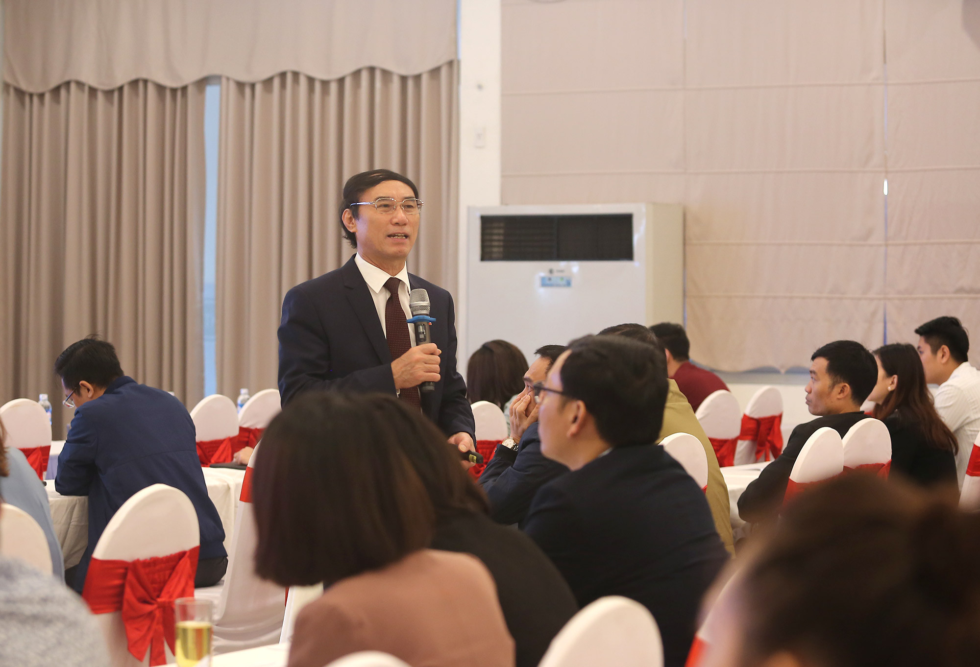 Ông Nguyễn Văn Phùng - Vụ quản lý Thuế doanh nghiệp lớn, Tổng cục Thuế - Bộ Tài Chính giới thiệu về các vấn đề thuế trong doanh nghiệp. Ảnh: Lâm Tùng
