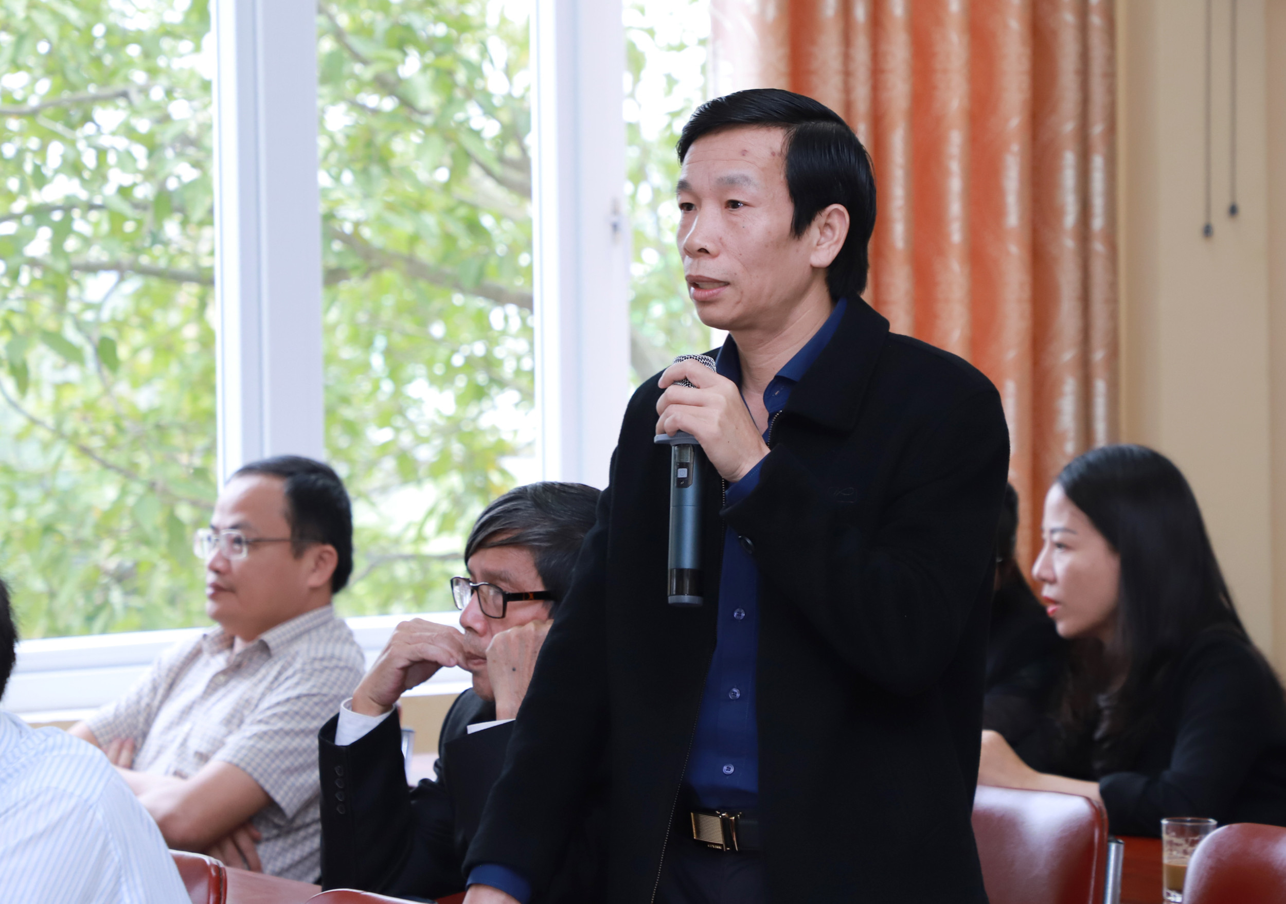 Nhà báo Bá Thăng - Báo VTC News phát biểu tại hội nghị. Ảnh: Phạm Bằng