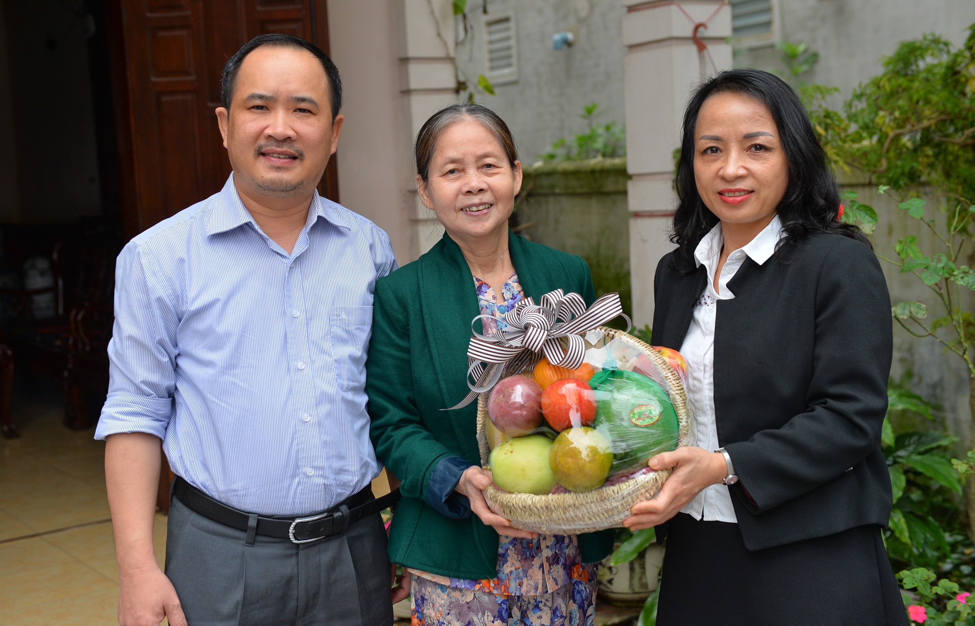 Đồng chí Phạm Thị Hồng Toan - Ủy viên Ban chấp hành Đảng bộ tỉnh thăm và tặng quà đồng chí Phan Thúy Liên nguyên Tổng biên tập báo