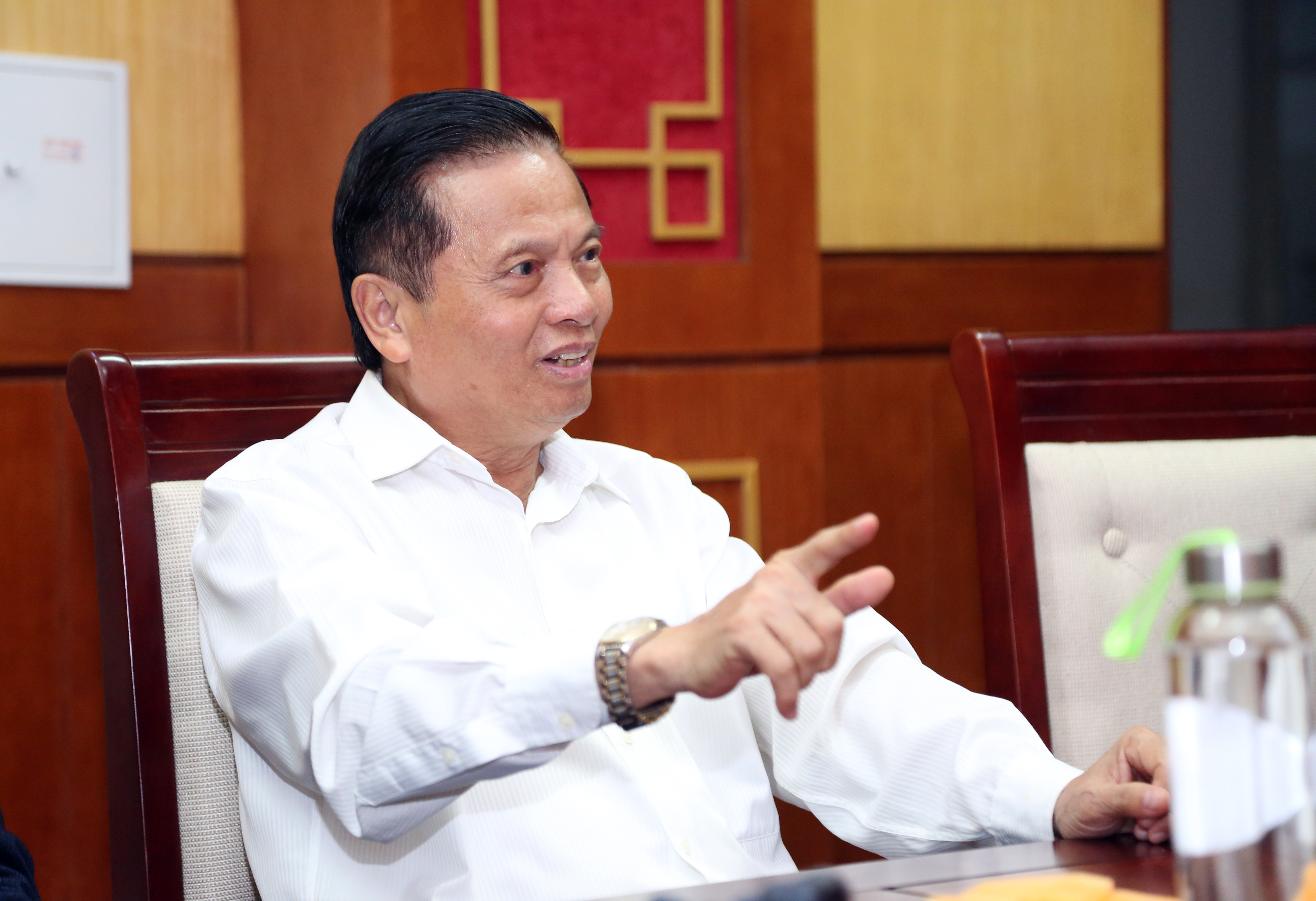 Nguyên Bộ trưởng Bộ TT& TT Lê Doãn Hợp trò chuyện với cán bộ, phóng viên Báo Nghệ An. Ảnh: Vân Nhi.