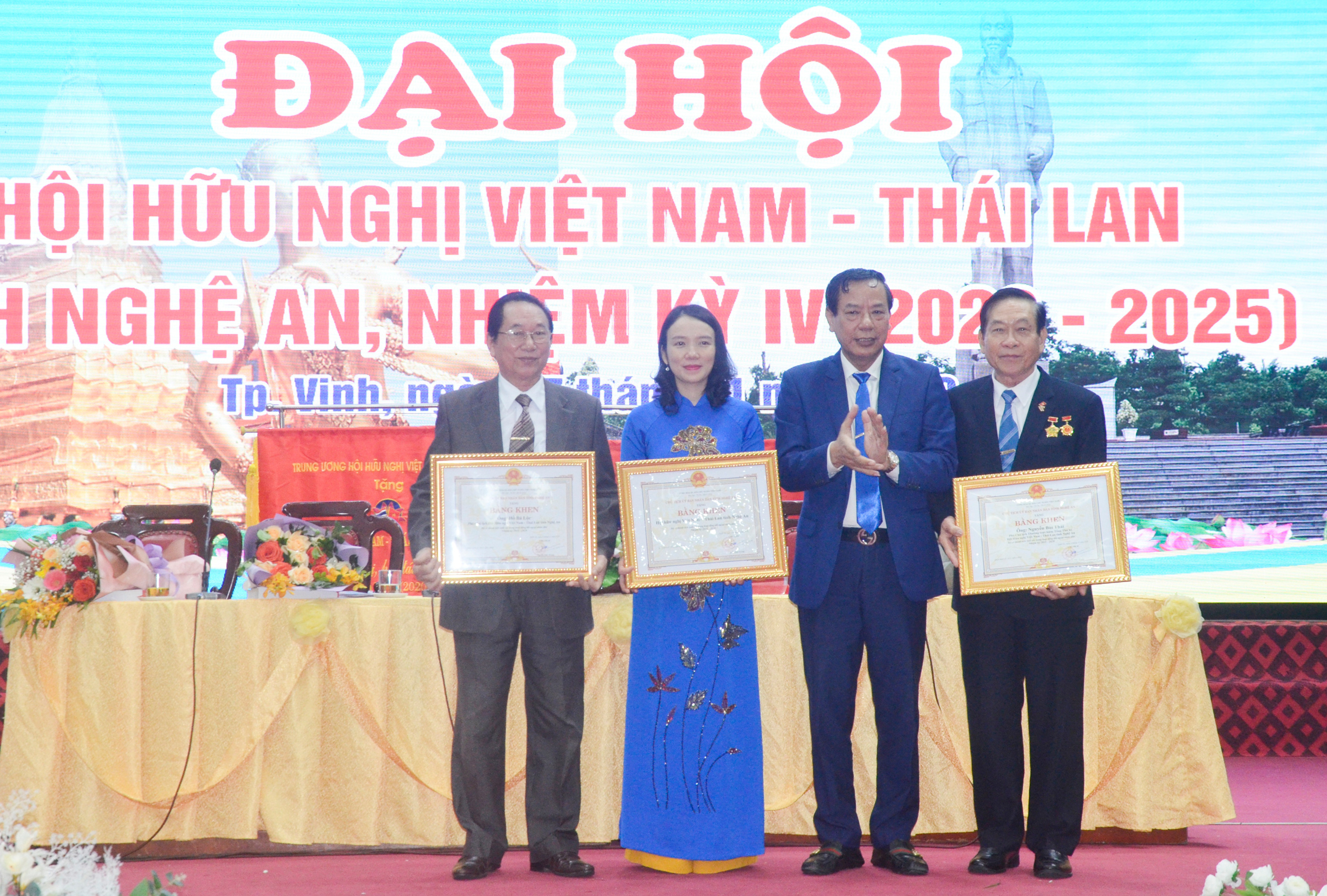 UBND tỉnh tặng Bằng khen cho tập thể và cá nhân của Hội hữu nghị Việt Nam - Thái Lan tỉnh Nghệ An. Ảnh: Thanh Lê
