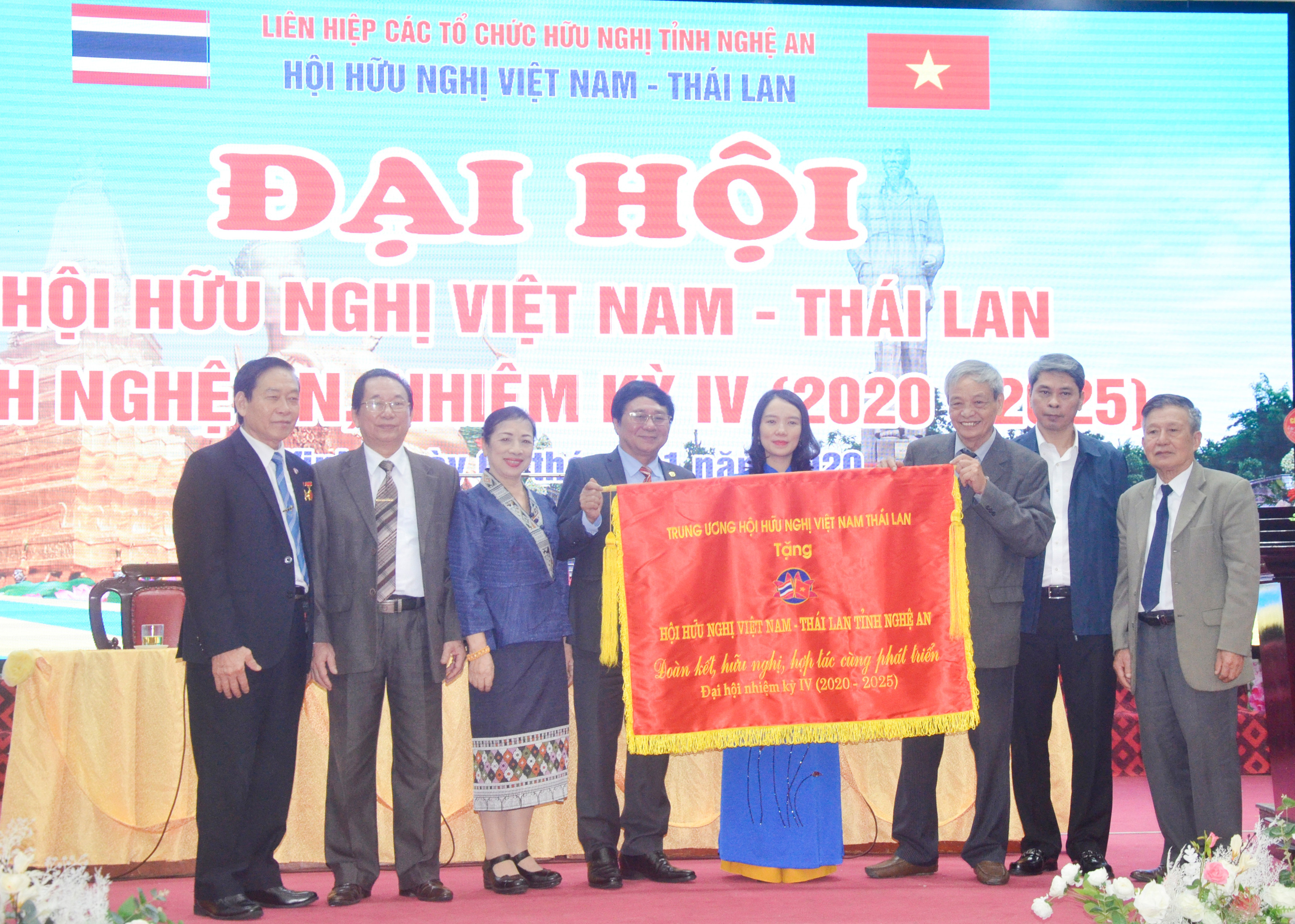 Trung ương Hội hữu nghị Việt Nam - Thái Lan tặng bức trướng cho Hội hữu nghị Việt Nam - Thái Lan tỉnh Nghệ An. Ảnh: Thanh Lê