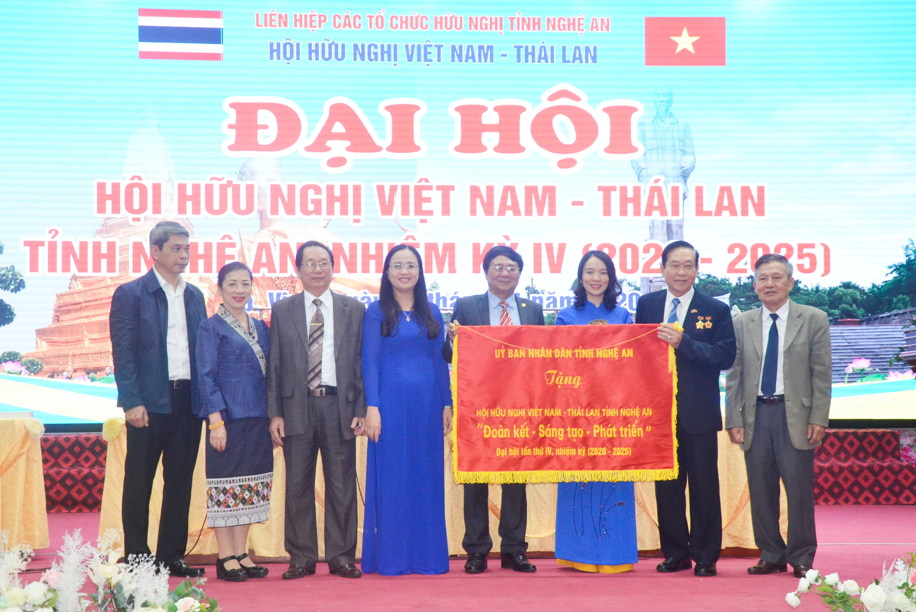 UBND tỉnh Nghệ An tặng trướng cho Hội hữu nghị Việt Nam - Thái Lan tỉnh Nghệ An. Ảnh: Thanh Lê