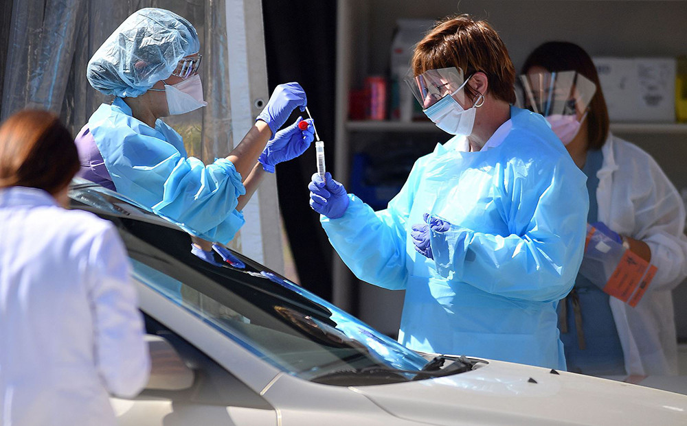 Nhân viên y tế lấy mẫu xét nghiệm COVID-19 tại San Francisco, California ngày 12/3/2020. Ảnh: AFP/Getty Images