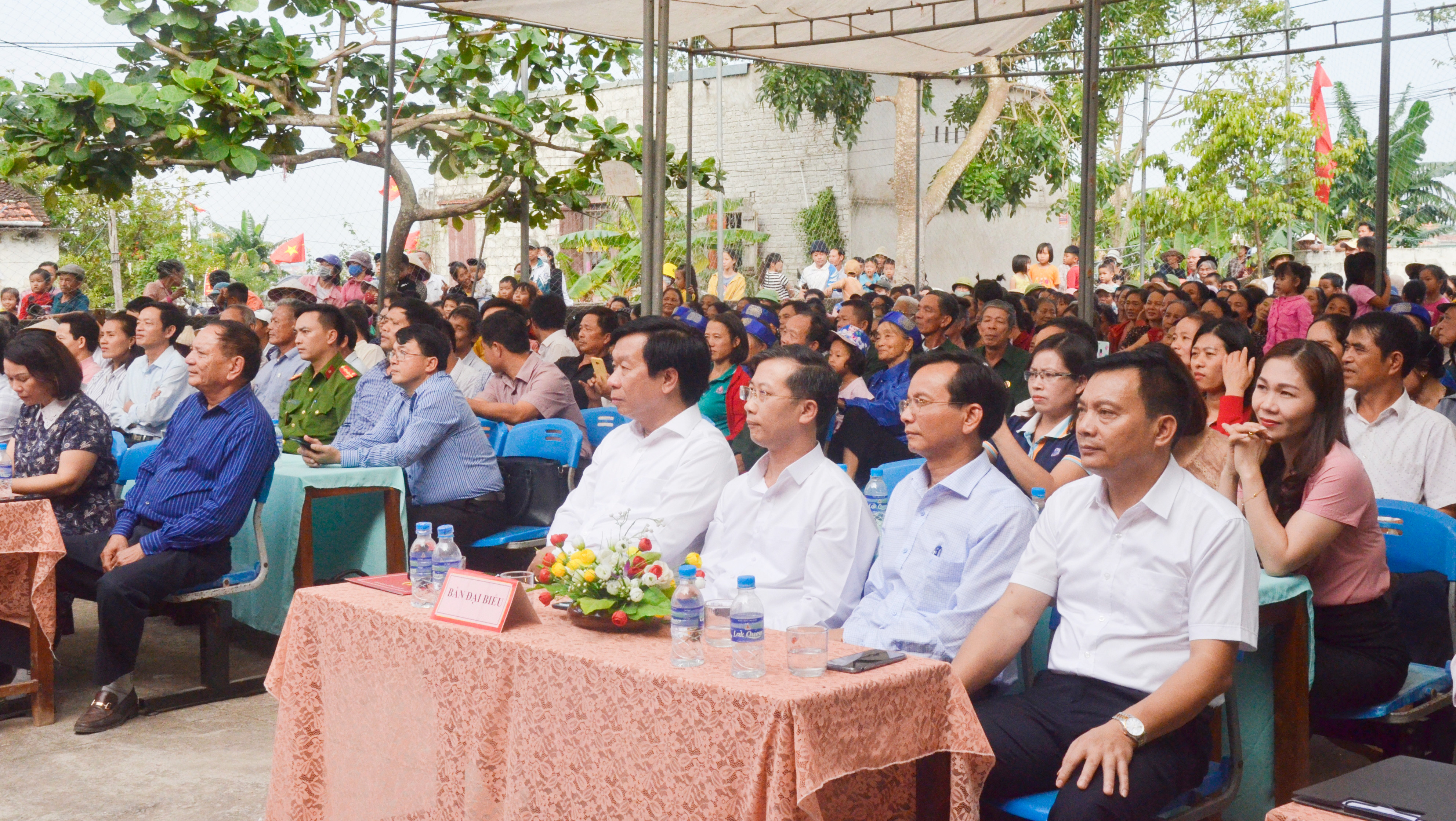 Các đại biểu tỉnh, huyện Quỳnh Lưu chung vui Ngày hội Đại đoàn kết với bà con nhân dân thôn Nghĩa Phú xã Quỳnh Nghĩa huyện Quỳnh Lưu. Ảnh: Thanh Lê