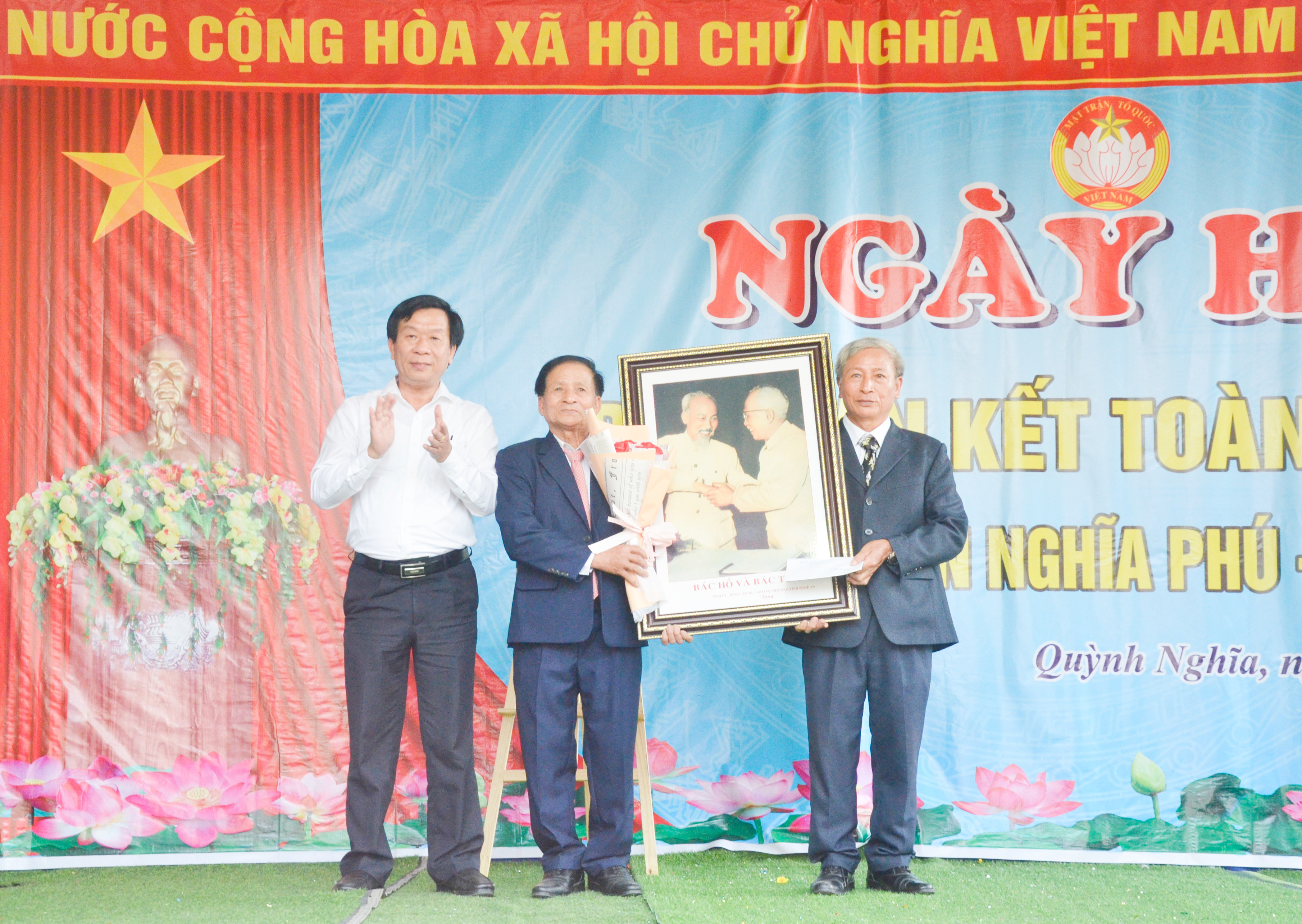 Đồng chí Lê Đức Cường trao bức tranh Bác Hồ với Bác Tôn cho thôn Nghĩa Phú. Ảnh: Thanh Lê