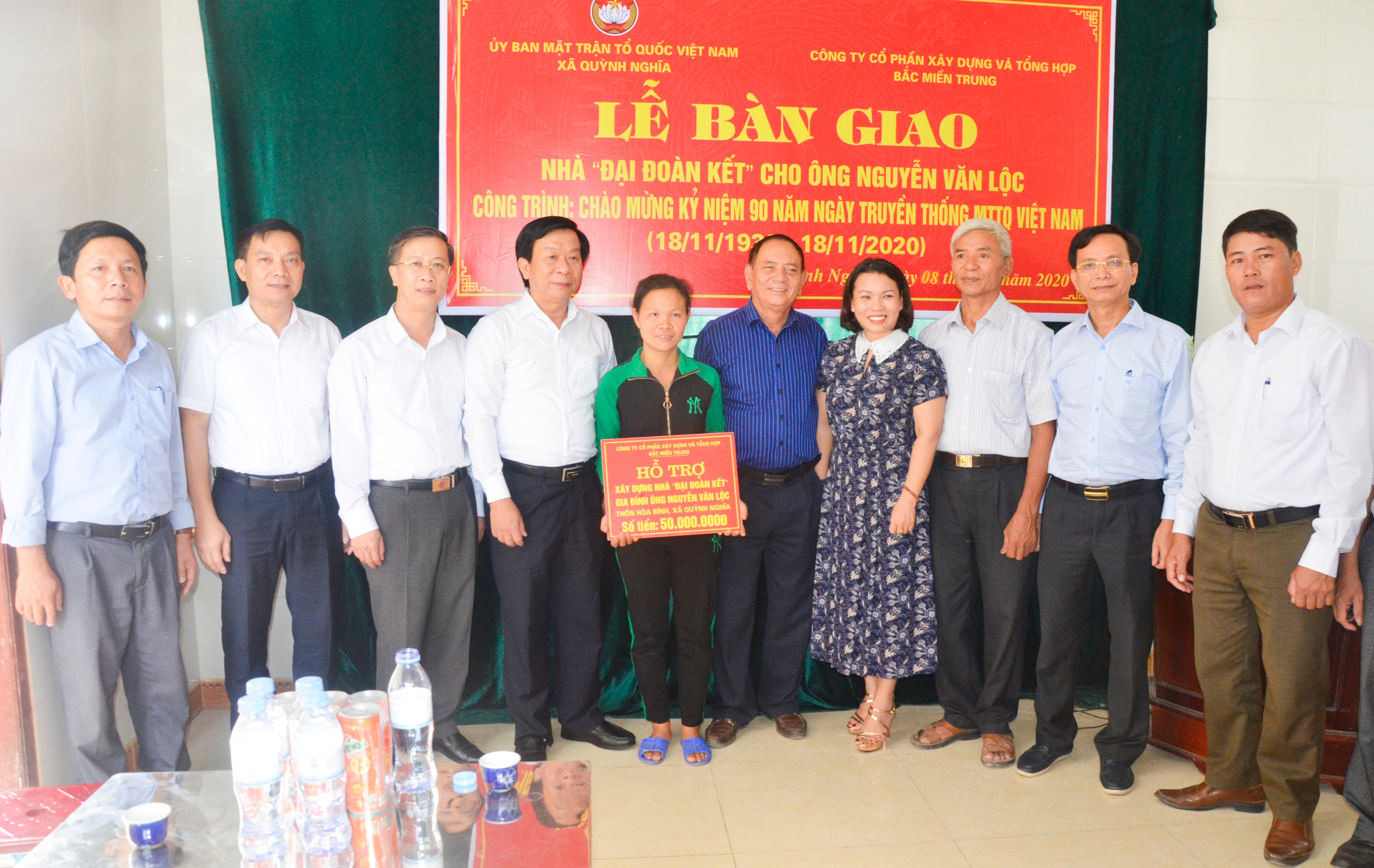 Trao nhà Đại đoàn kết cho gia đình ông Nguyễn Văn Lộc, hộ nghèo thôn Nghĩa Phú xã Quỳnh Nghĩa (Quỳnh Lưu)