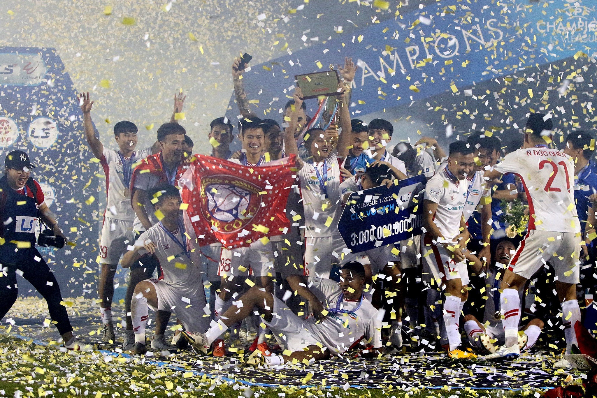Cảm xúc vỡ hòa của CLB Viettel, Với chức vô địch V.League 2020, Viettel đại diện cho bóng đá Việt Nam dự AFC Champions League mùa sau. Hà Nội và CLB Sài Gòn sẽ tranh tài ở AFC Cup. Ảnh: Hoàng Tùng