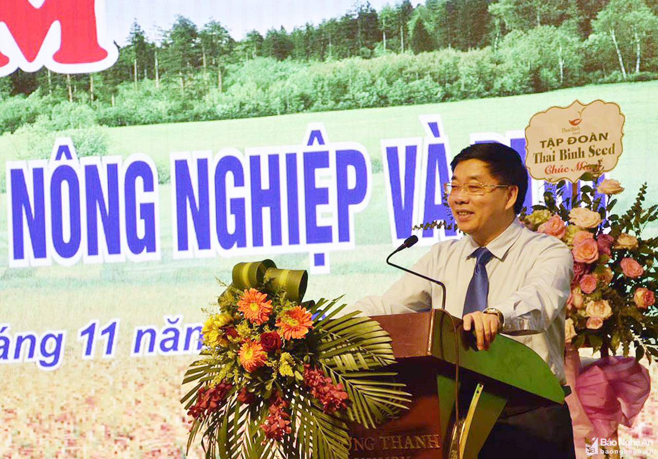 Đồng chí Phó Bí thư Thường trực Tỉnh ủy Nguyễn Văn Thông ghi nhận những thành tích ngành Nông nghiệp tỉnh nhà đạt được trong nhiều năm qua. Ảnh: Phú Hương