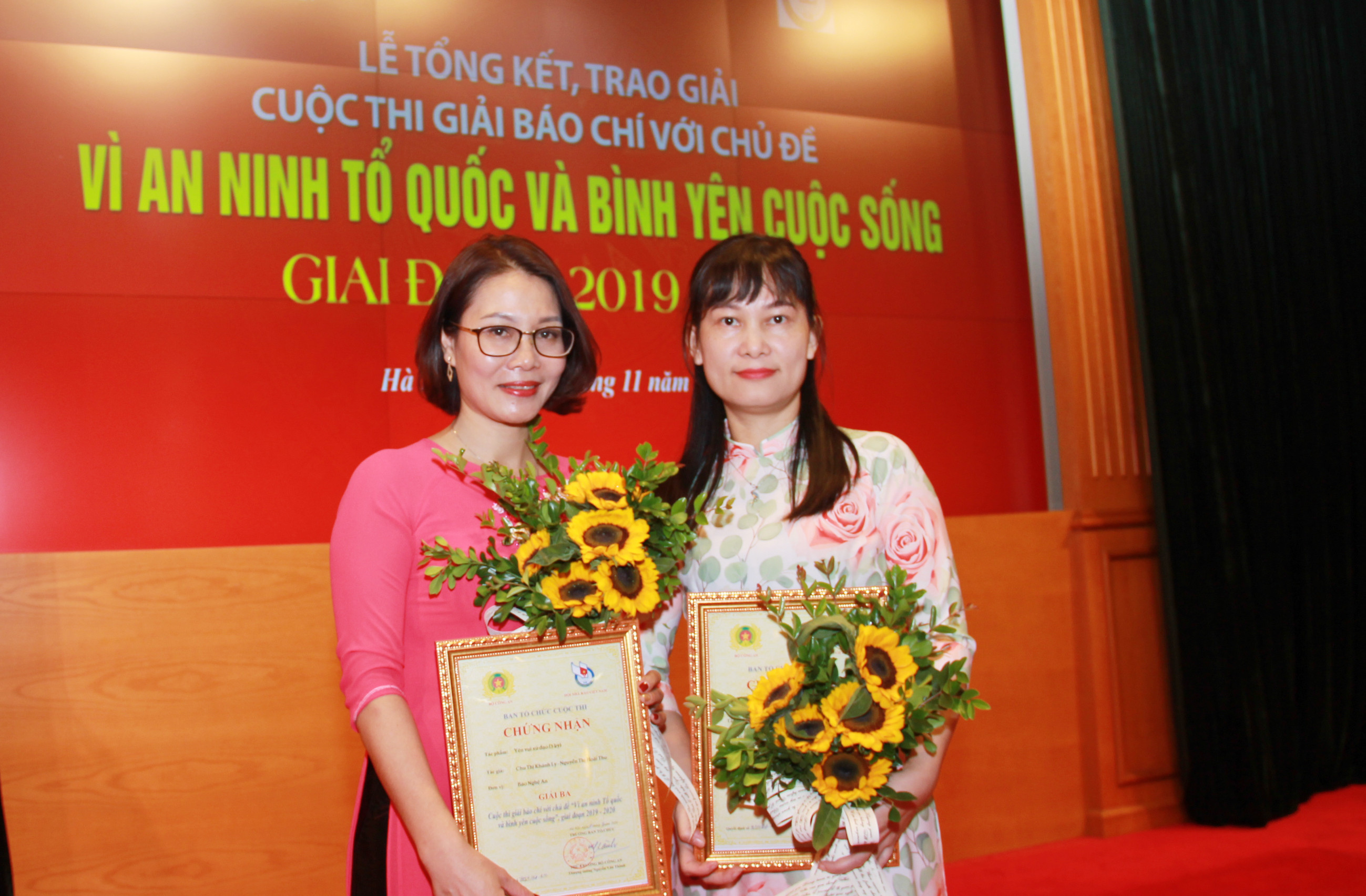 Nhóm tác giả Báo Nghệ An đạt giải Ba tại cuộc thi. Ảnh: H.T