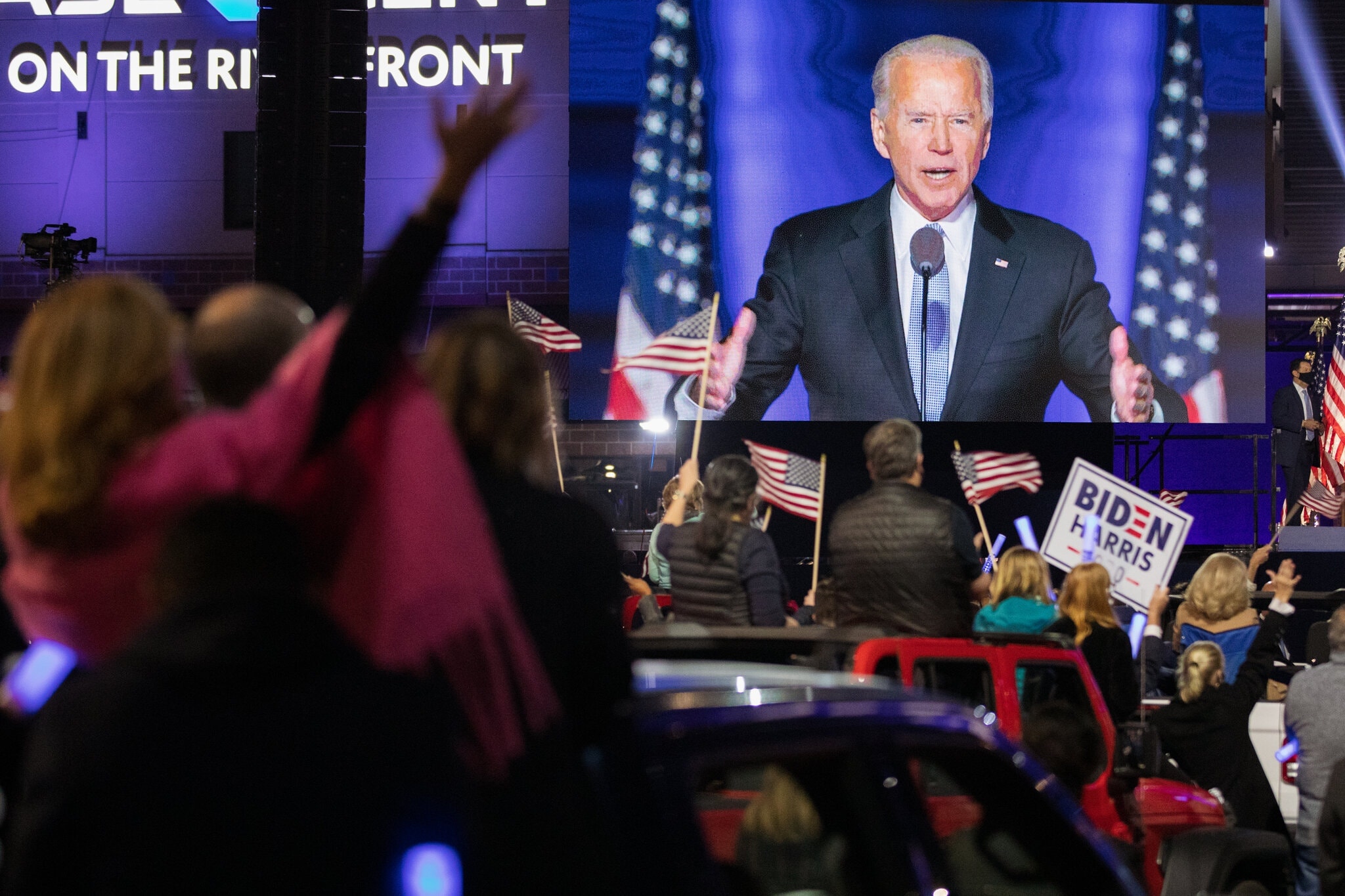 Người ủng hộ theo dõi bài phát biểu chiến thắng của ông Joe Biden sáng 8/11 (theo giờ Việt Nam). Ảnh: New York Times