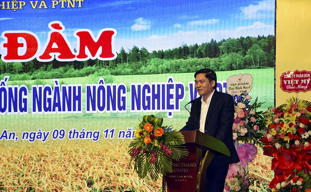 Đồng chí Phó Chủ tịch UBND tỉnh Hoàng Nghĩa Hiếu chỉ đạo một số nhiệm vụ ngành nông nghiệp cần tập trung ưu tiên trong những năm tiếp theo. Ảnh: Phú Hương