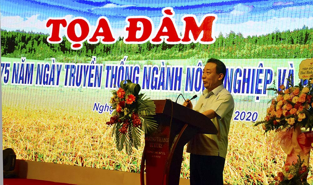 Đồng chí Nguyễn Văn Đệ- giám đốc Sở Nông nghiệp và PTNT cảm ơn những ý kiến xây dựng của các đại biểu. Ảnh: Phú Hương