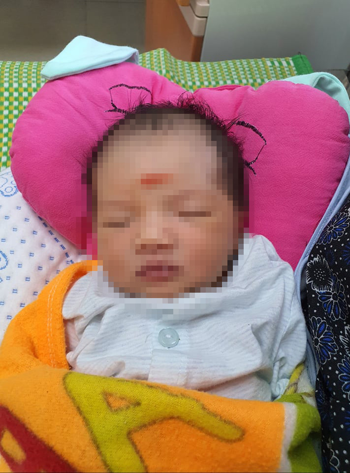 Được mổ cấp cứu kịp thời, bé gái 3.1 kg khỏe mạnh chào đời trong sự hân hoan y, bác sỹ. Ảnh: Hoàng Yến
