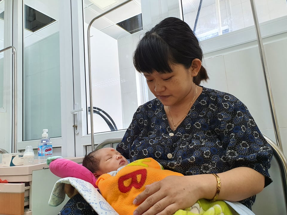 Chiều 09/11/2020, sức khỏe mẹ con sản phụ Hảo đã ổn định, hồi phục tốt và được xuất viện. Ảnh: Hoàng Yến