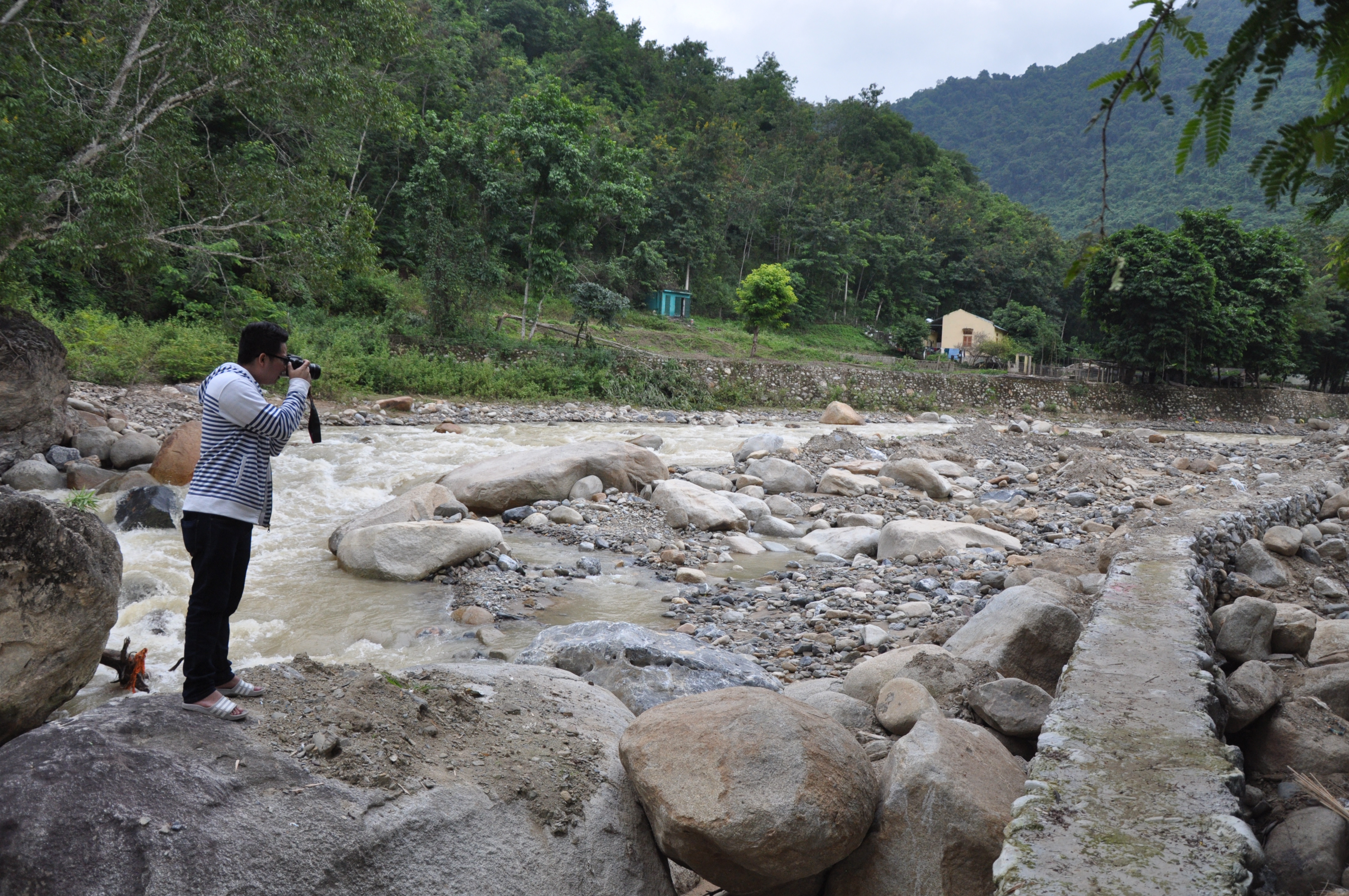  Tiến Hùng là phóng viên đóng đinh với các bài điều tra khó, Phóng viên Báo Nghệ An tác nghiệp sau đợt mưa lũ ở vùng biên huyện Kỳ Sơn. Ảnh: NVCC