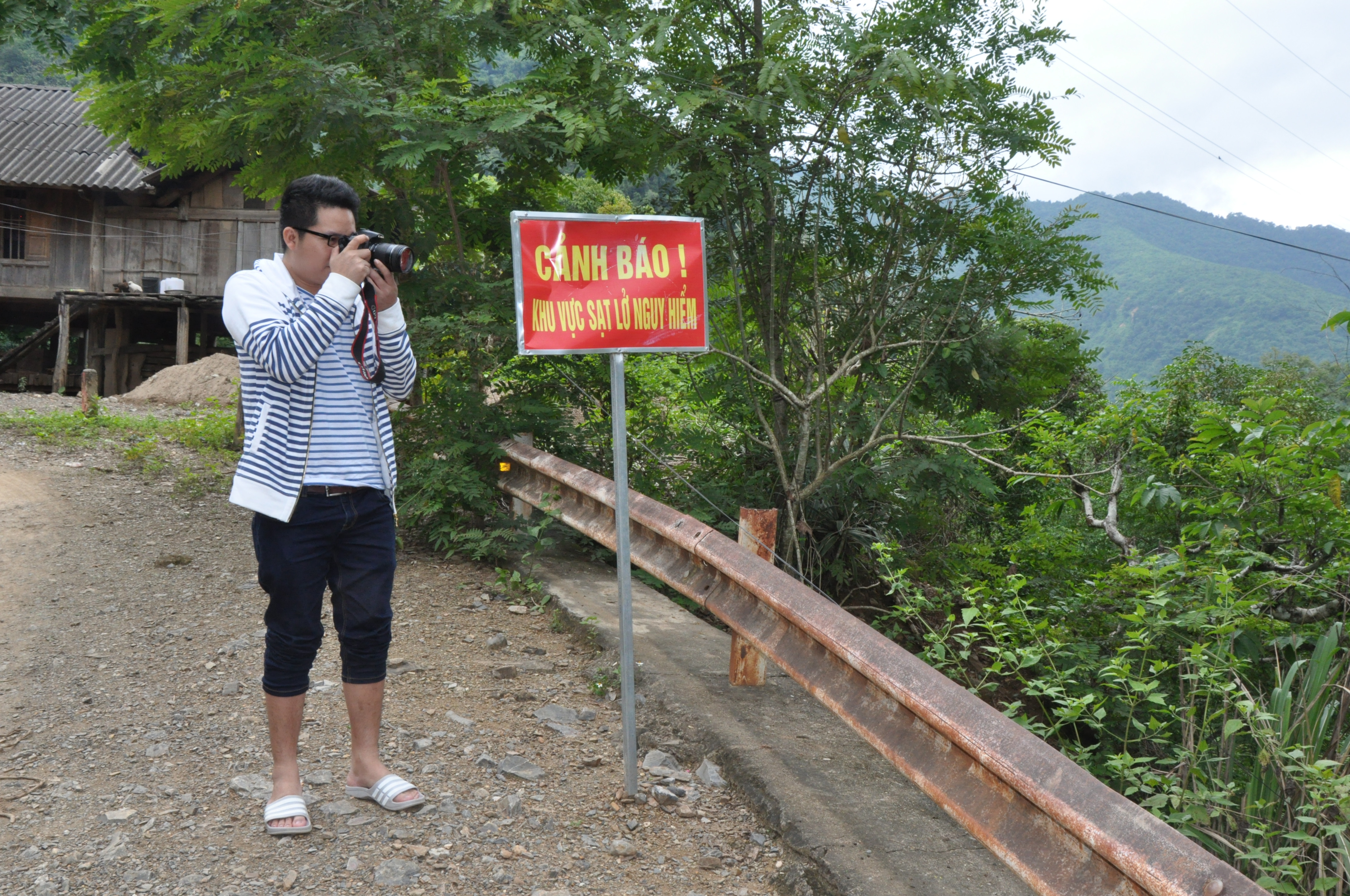 Phóng viên Báo Nghệ An ghi nhận hình ảnh sạt lở núi tại xã Mường Ải.