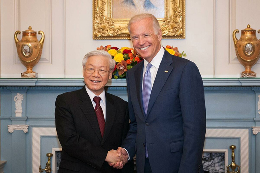 Joe Biden, khi còn là Phó tổng thống Mỹ, bắt tay Tổng bí thư Nguyễn Phú Trọng trong bữa tiệc trưa tại Bộ Ngoại giao Mỹ ở Washington, D.C ngày 7/7/2015. Ảnh: Bộ Ngoại giao