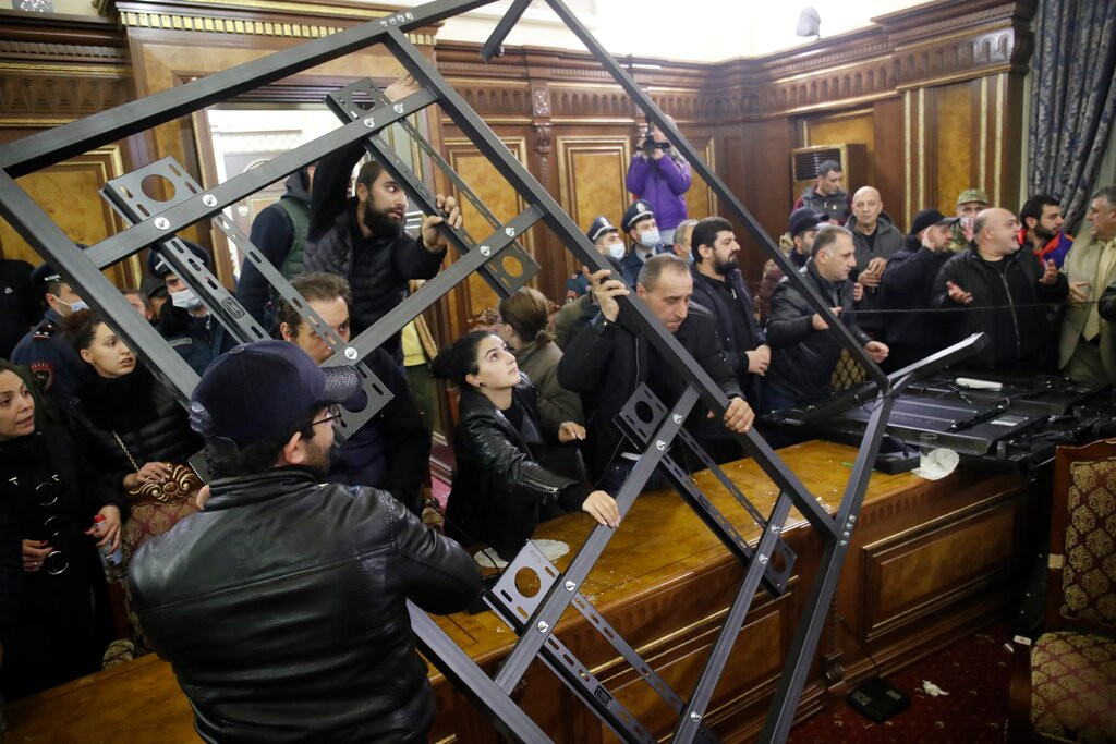 Đám đông xông vào tòa nhà chính phủ tại Yerevan, thủ đô Armenia sau thông báo của ông Pashinyan. Ảnh: AP