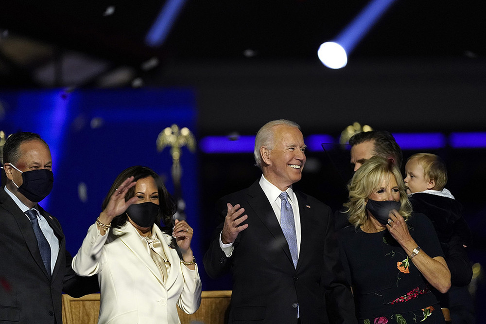 Tổng thống đắc cử Joe Biden, vợ và các thành viên của gia đình, cùng với Phó tổng thống đắc cử Kamala Harris và chồng trên sân khấu mừng chiến thắng vào tối 7/11 (sáng 8/11, giờ Việt Nam). Ảnh: AP