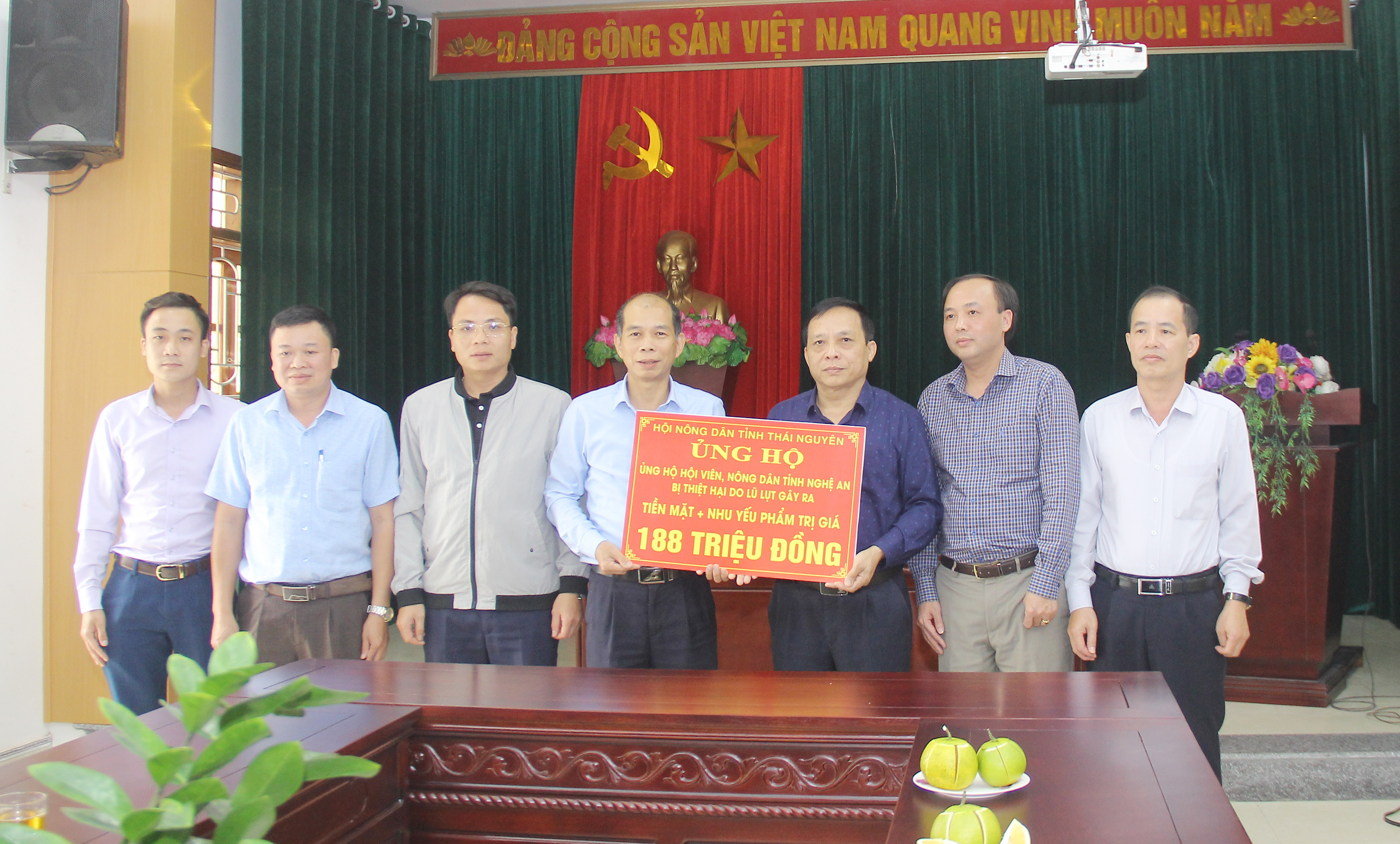Lãnh đạo Hội Nông dân tỉnh Thải Nguyên hỗ trợ bão lụt cho nông dân tỉnh Nghệ An. Ảnh: Mai Hoa