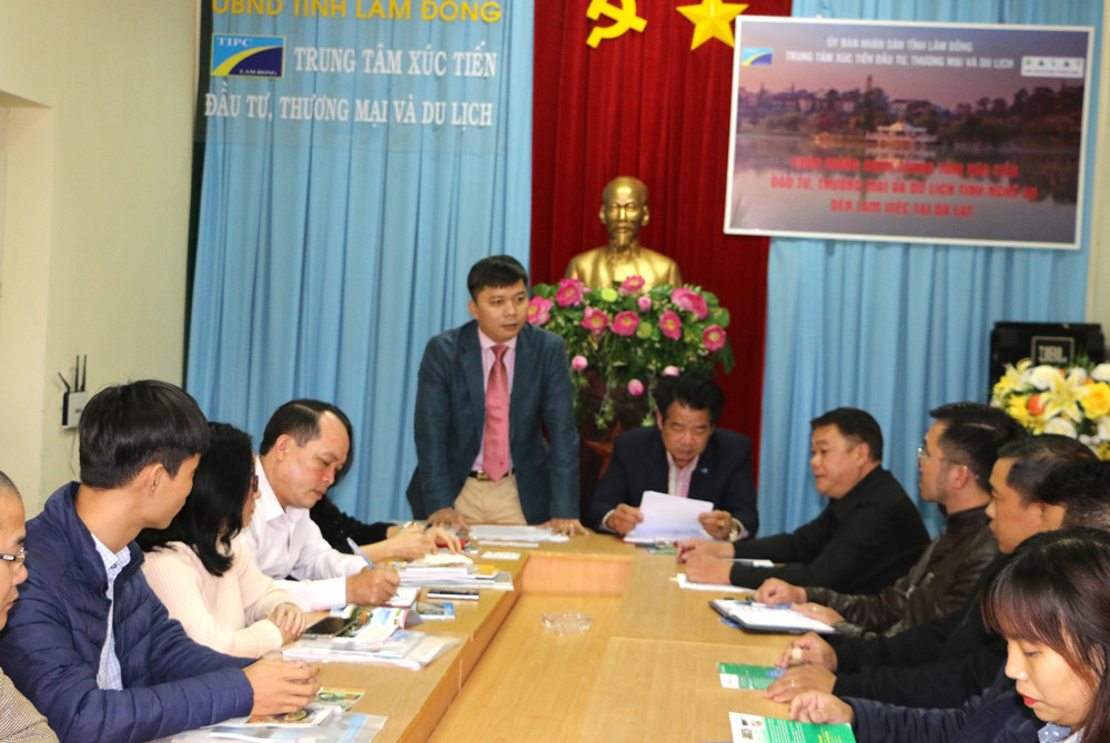 Ông Nguyễn Văn Nam- Phó Giám đốc Trung tâm Xúc tiến đầu tư, thương mại và Du lịch Nghệ An phát biểu một số nét cơ bản về tình hình đầu tư, thương mại và du lịch Nghệ An.