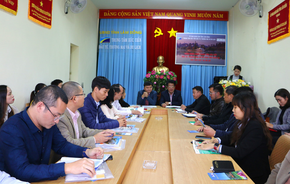 Đoàn công tác Trung tâm Xúc tiến đầu tư, thương mại và du lịch 2 tỉnh Nghệ An và Lâm Đồng trao đổi đánh giá về tiềm năng, lợi thế và kết quả hợp tác của mỗi bên trước khi ký kết thỏa thuận.