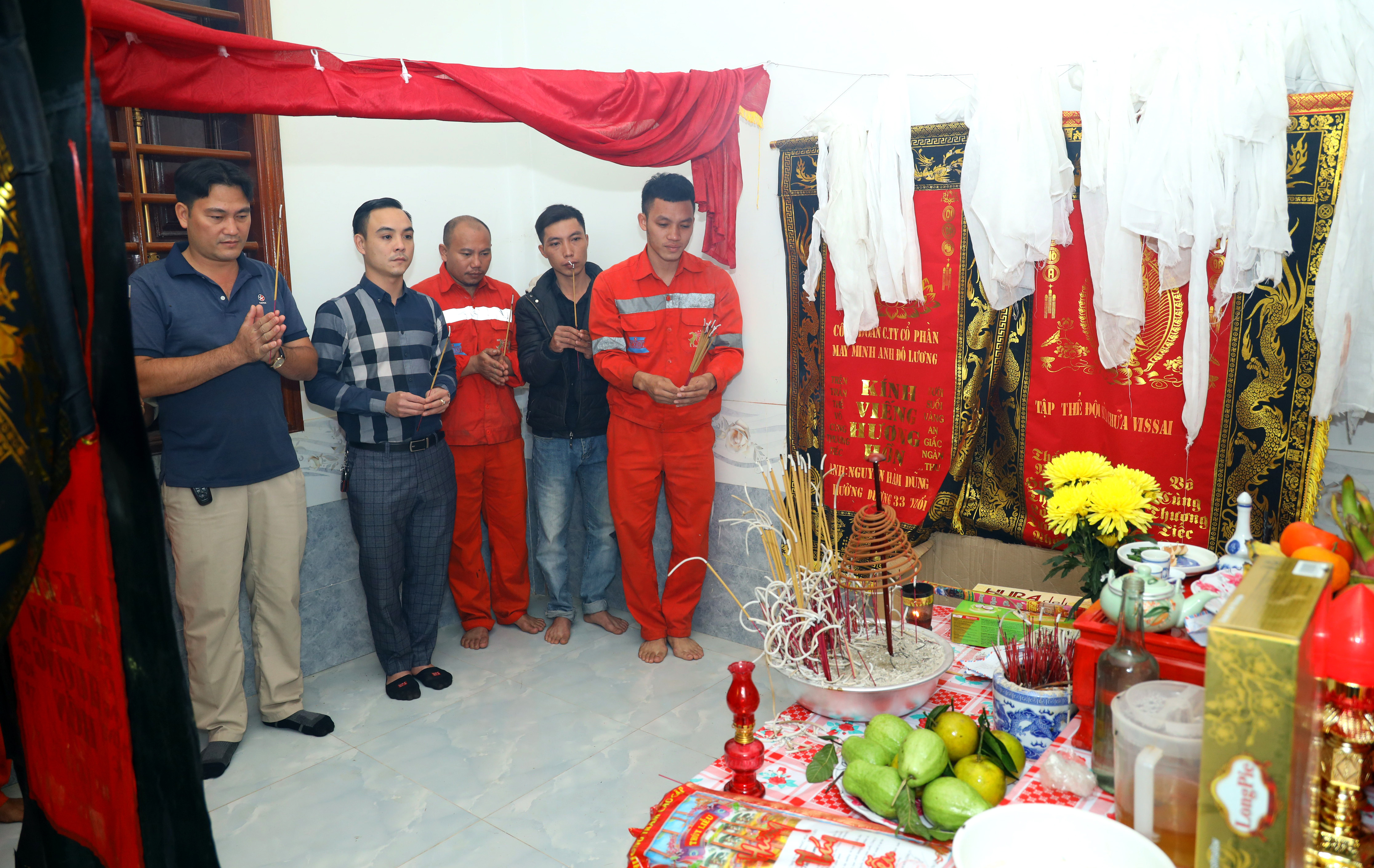 Đoàn thanh niên Công ty CP Xi măng Sông Lam, đại diện Nhà máy Xi măng Đô Lương thắp hương tưởng nhớ anh Nguyễn Hàm Dũng. Ảnh Nguyên Nguyên 