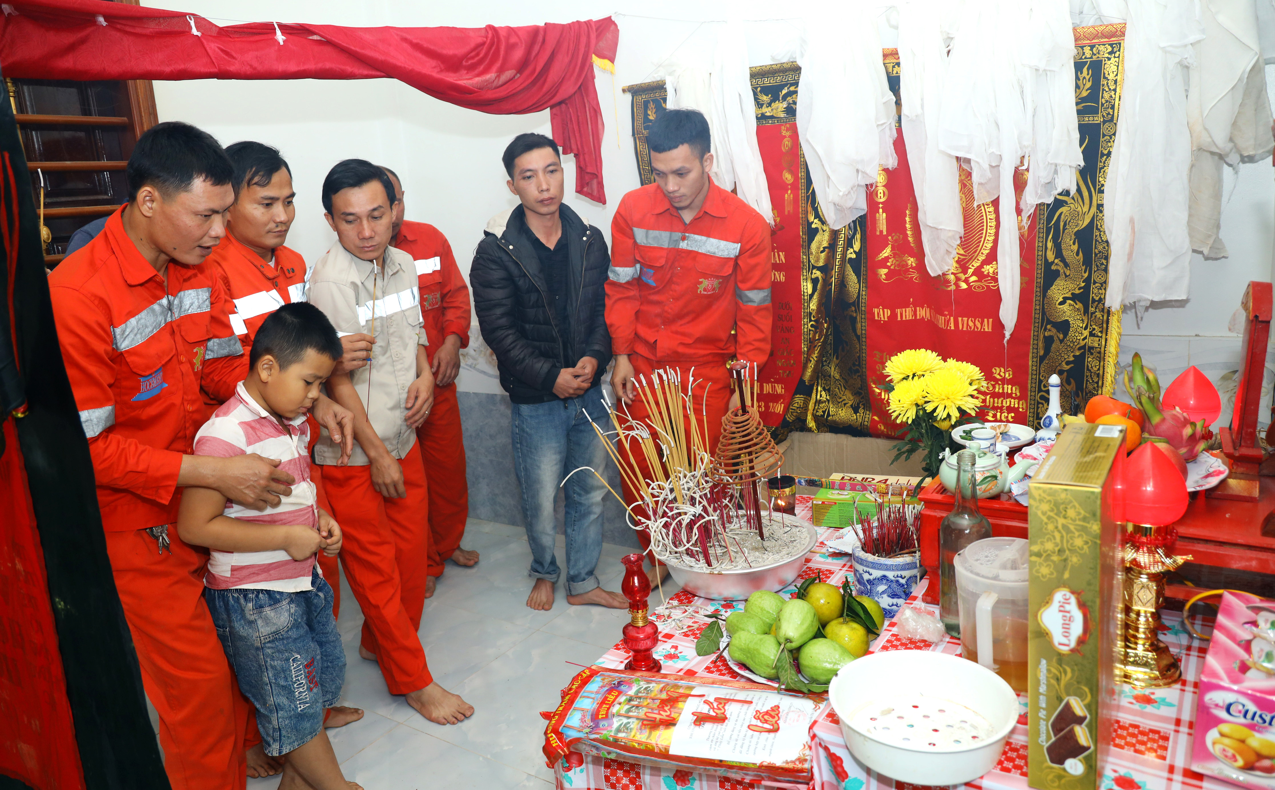 Các đồng nghiệp ở Nhà máy Xi măng Đô Lương tưởng nhớ anh Nguyễn Hàm Dũng tại gia đình ở làng Vân Hà, xã Quang Sơn (Đô Lương). Ảnh Nguyên Nguyên