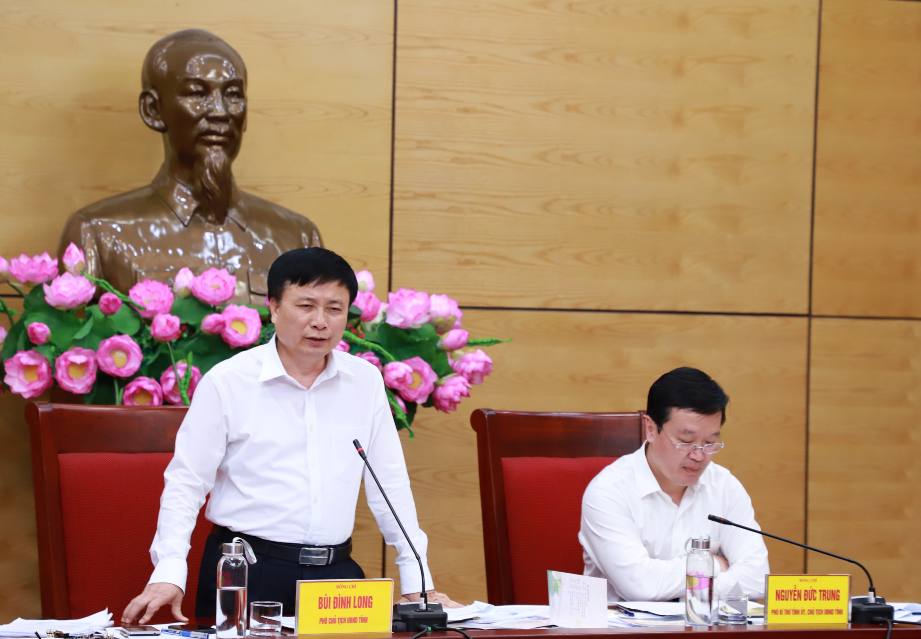 Đồng chí Bùi Đình Long - Phó Chủ tịch UBND tỉnh phát biểu tại cuộc họp. Ảnh: Phạm Bằng
