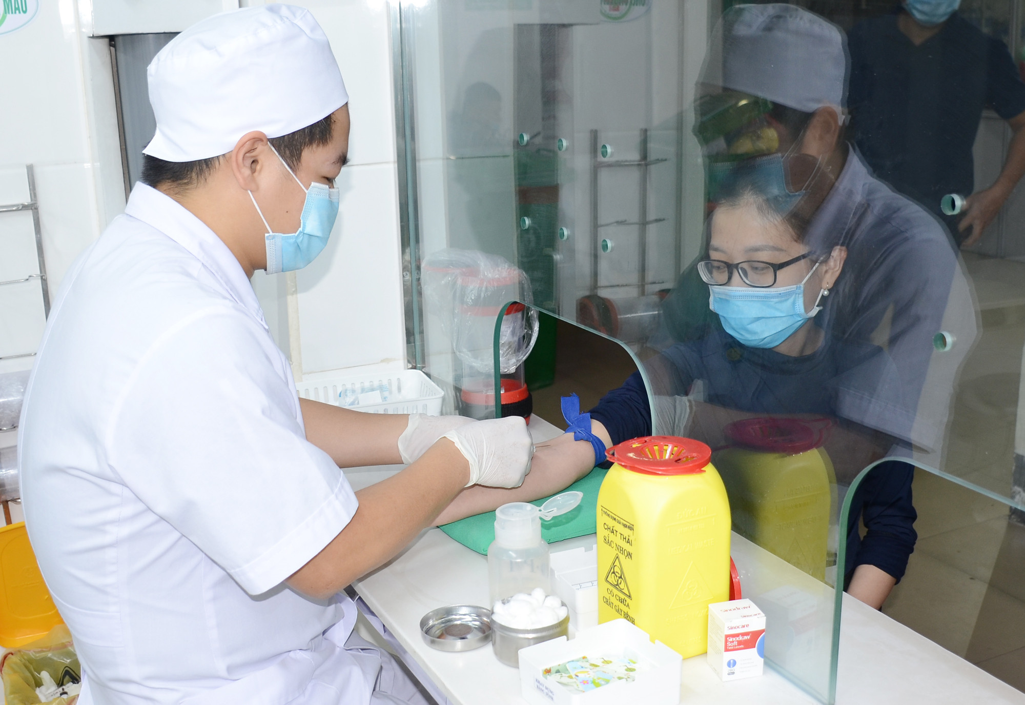 Lấy máu xét nghiệm cho chị Nguyễn Thị An, 27 tuổi, ở thành phố Vinh. Ảnh: Thành Chung
