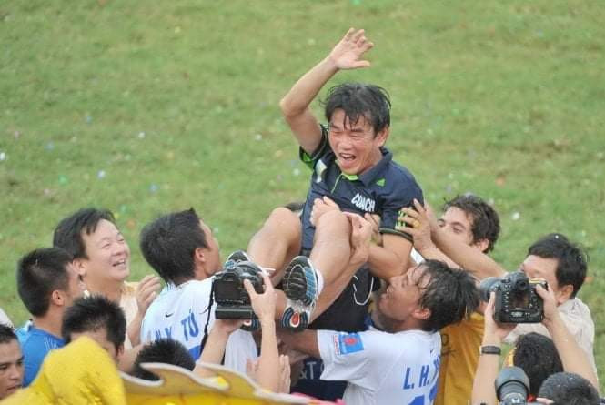 HLV Phan Thanh Hùng ăn mừng chức vô địch V.League 2010 cùng CLB Hà Nội. Ảnh: Sỹ Huyên